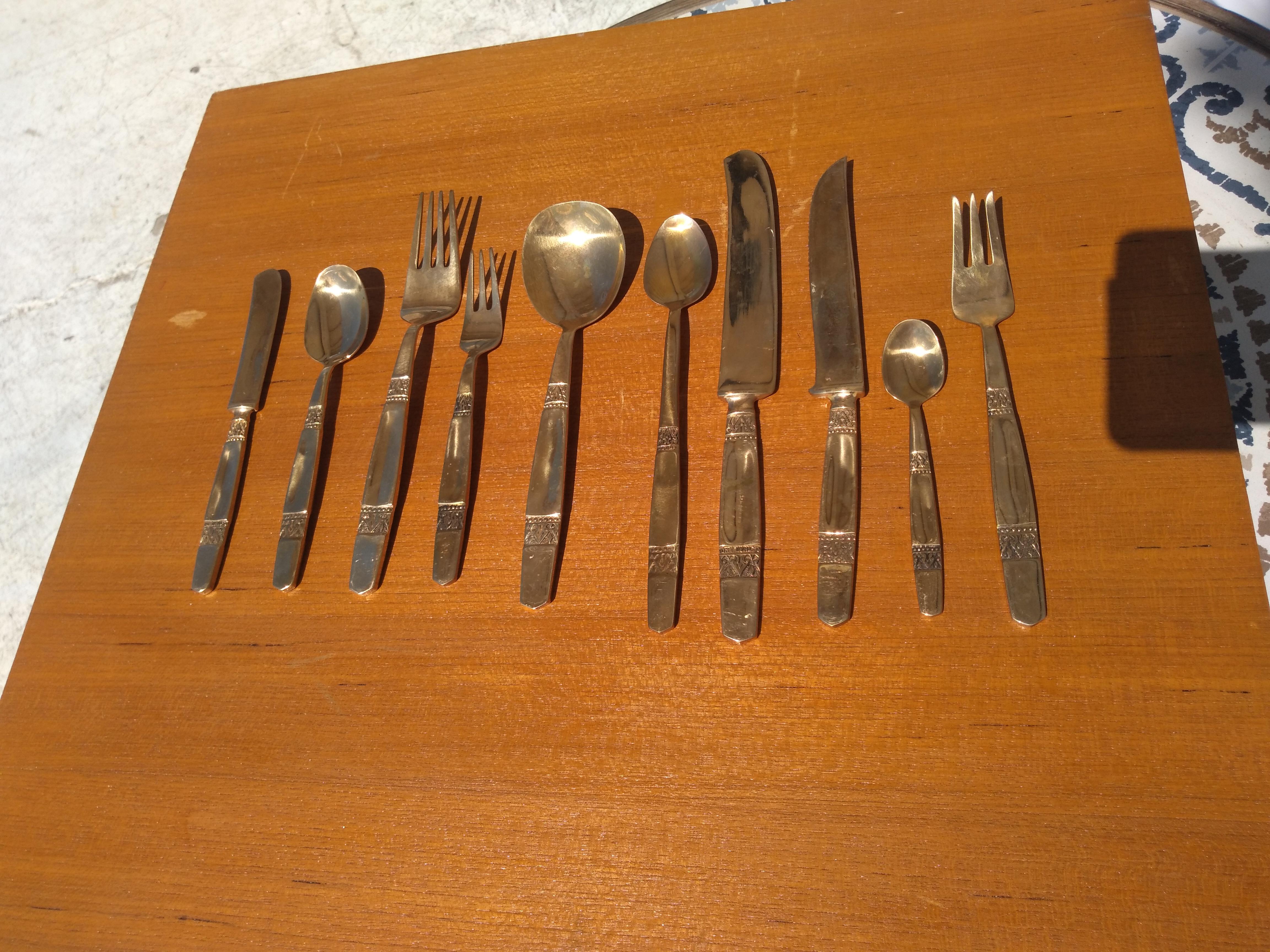 Vintage 144 uds. Juego de Cubiertos Tailandeses de Níquel Bronce en Estuche de Teca Tailandés en venta