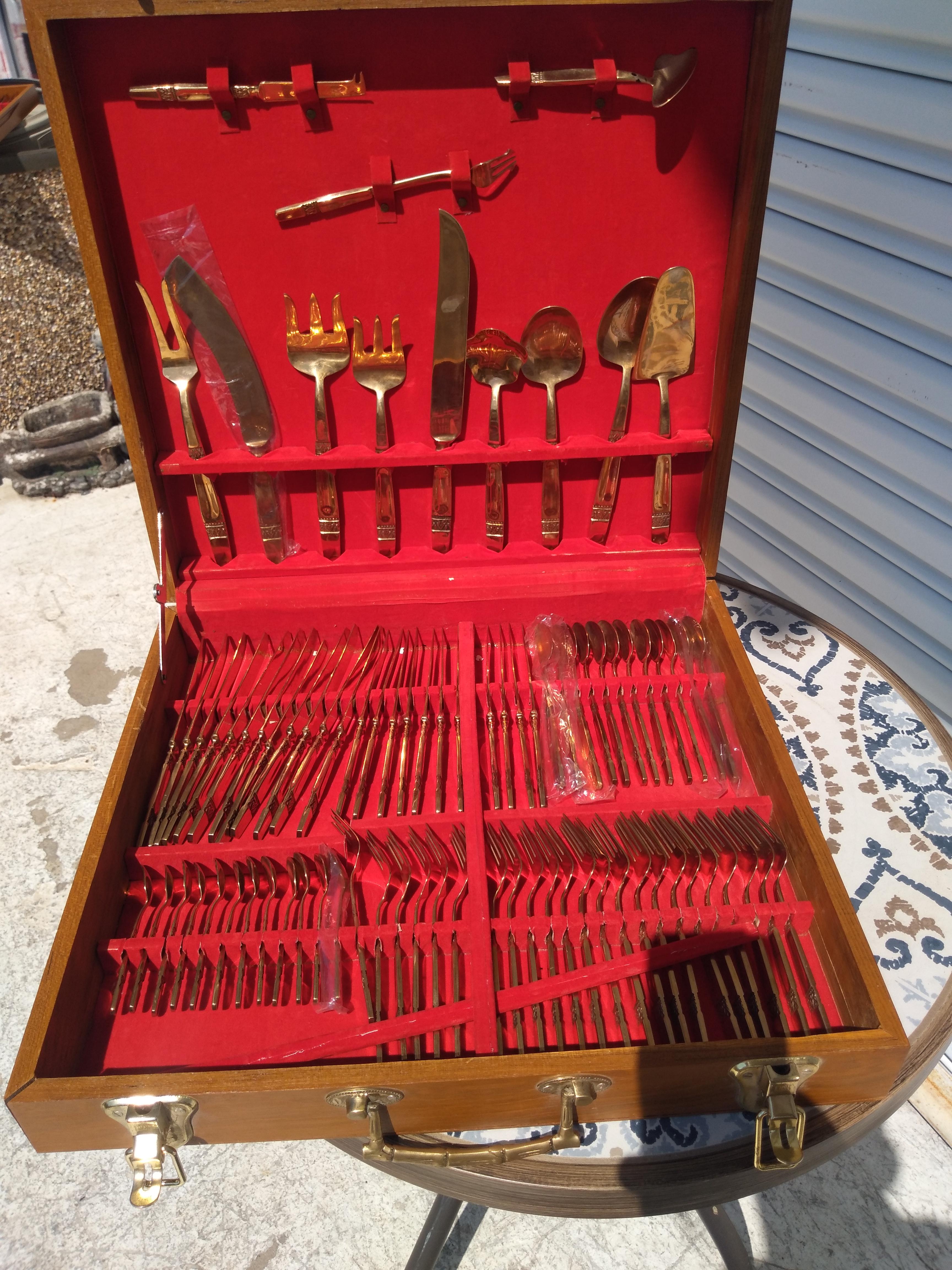 Vintage 144 uds. Juego de Cubiertos Tailandeses de Níquel Bronce en Estuche de Teca en Bueno estado para la venta en Pasadena, TX