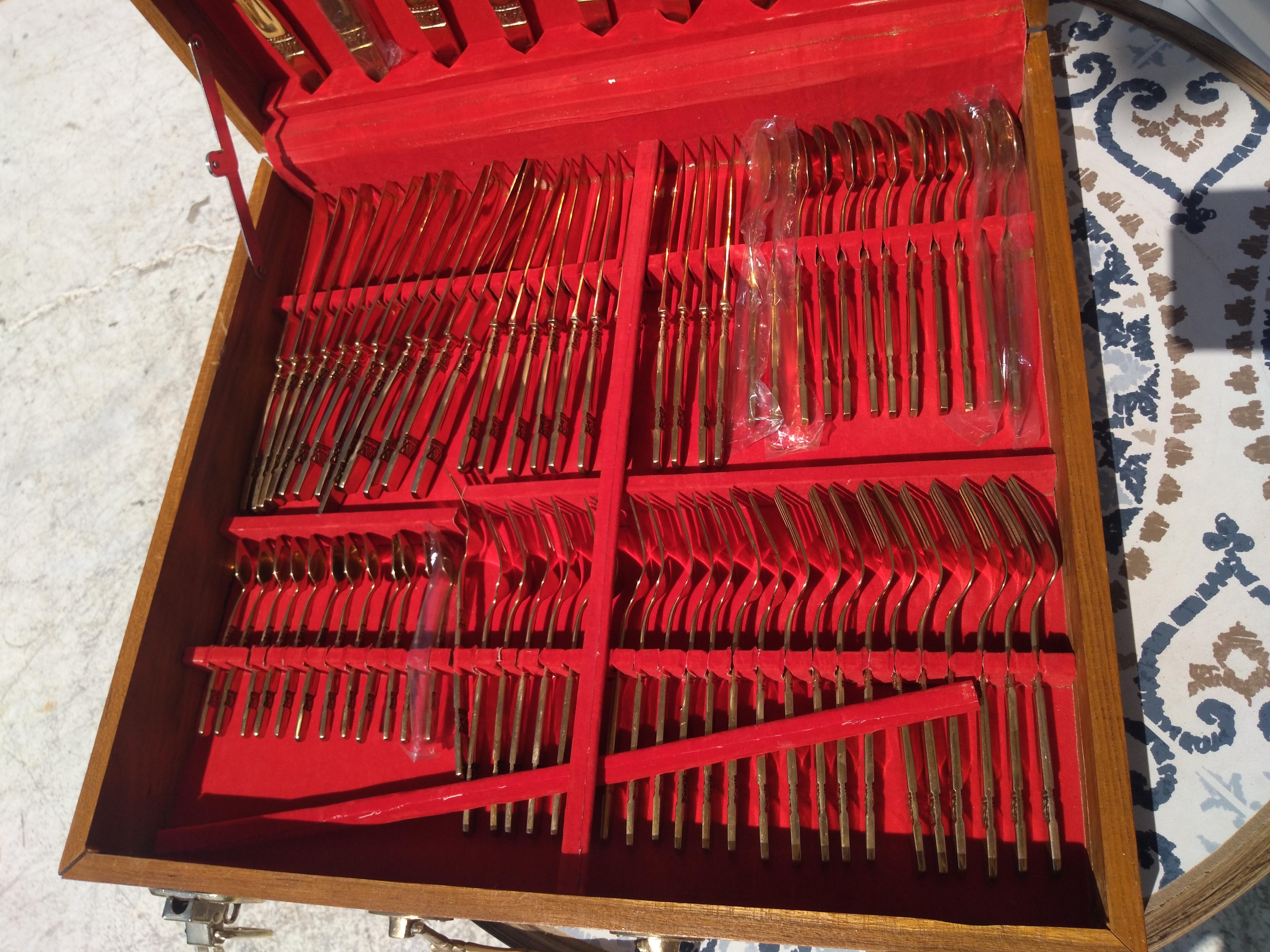 Vintage 144 uds. Juego de Cubiertos Tailandeses de Níquel Bronce en Estuche de Teca siglo XX en venta