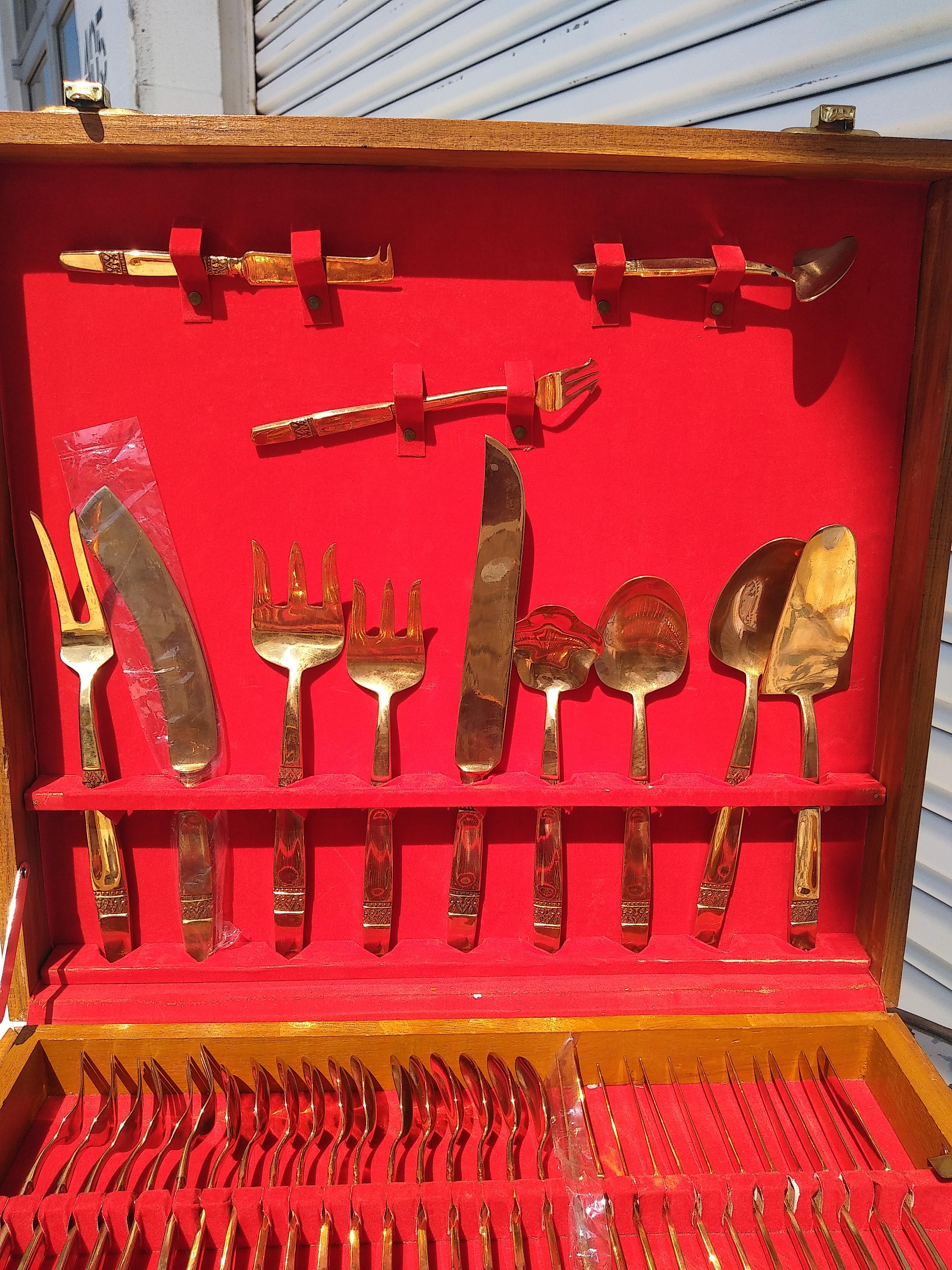 Vintage 144 uds. Juego de Cubiertos Tailandeses de Níquel Bronce en Estuche de Teca en venta 2