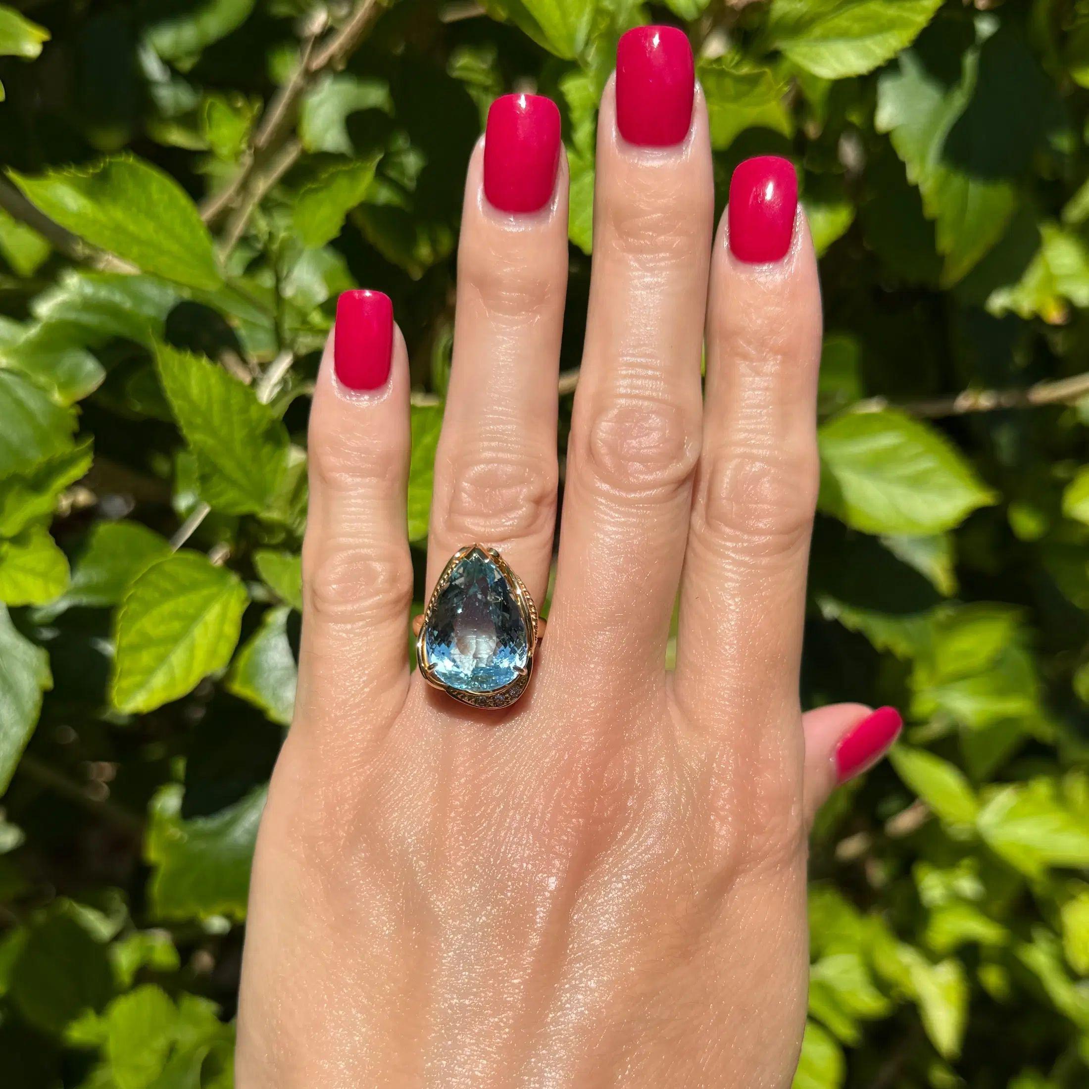 Vintage 14,47 Karat Birne Aquamarin und Diamant Gold Bias Ring (Modernistisch) im Angebot