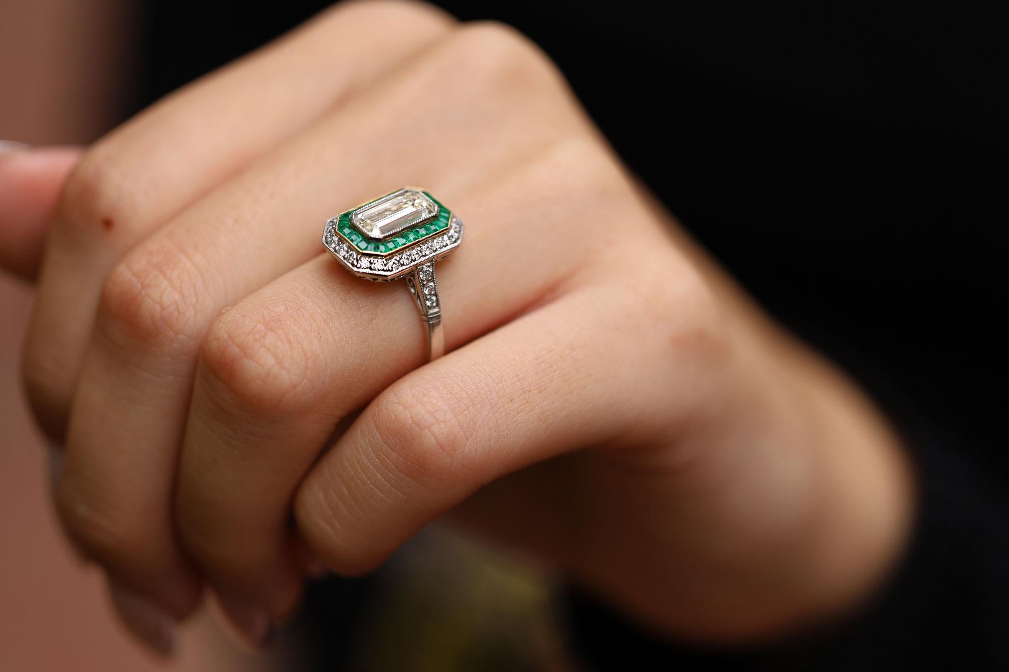 Taille émeraude Bague de fiançailles vintage avec diamant taille émeraude de 1,45 carat et émeraude en vente