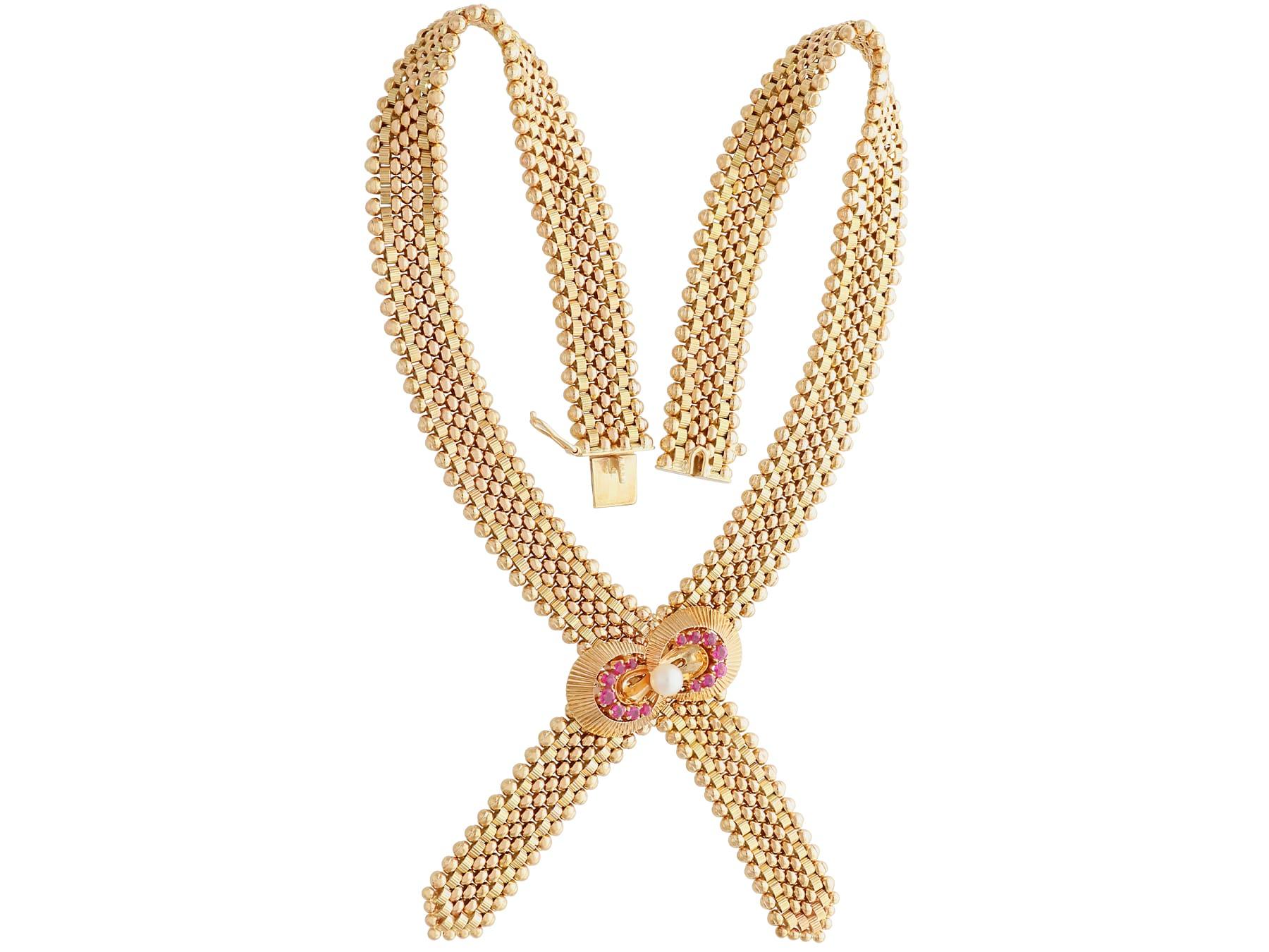 Halskette aus 10 Karat Gelbgold mit 1,45 Karat Rubin und Perle, 1961 (Rundschliff) im Angebot