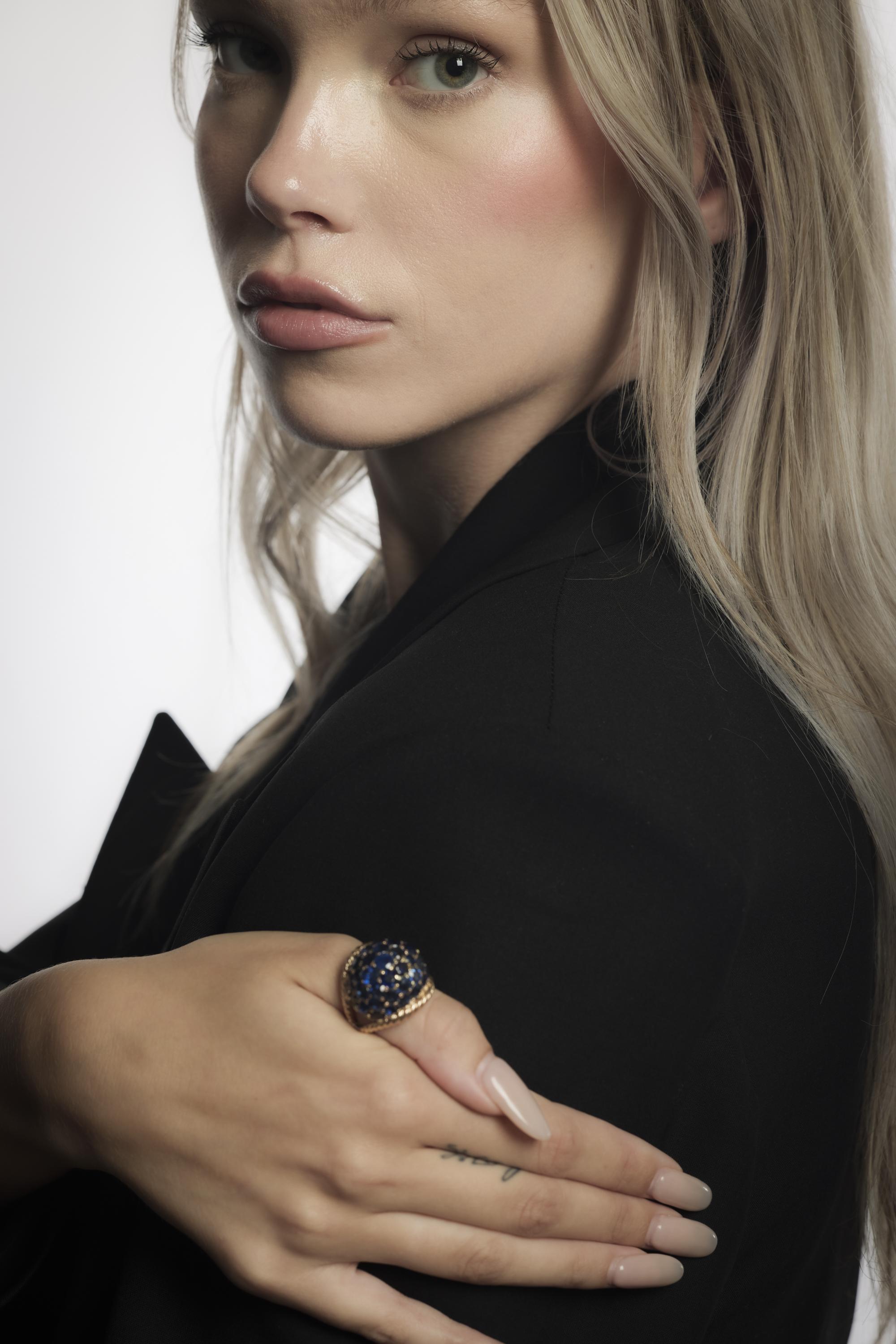 Dieser Ring aus den 1970er Jahren präsentiert einundvierzig ovale und runde blaue Saphire im Brillantschliff mit einem Gesamtgewicht von etwa 14,50 Karat. Die Saphire haben eine satte, lebendige Farbe, die sich von dem warmen Schimmer des