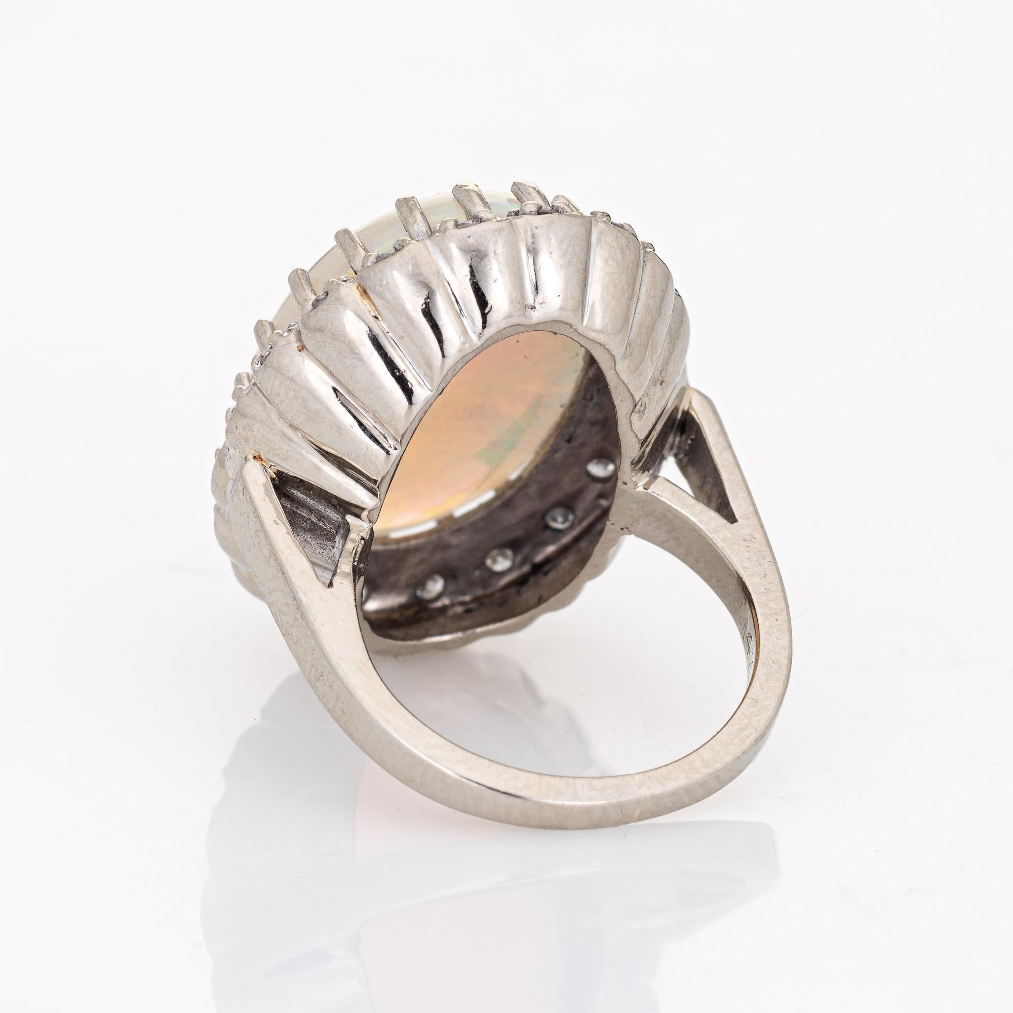 Vintage 14 Karat Weißgold großer ovaler Cocktail-Ring mit 14 Karat natürlichem Opal 5 im Zustand „Gut“ im Angebot in Torrance, CA