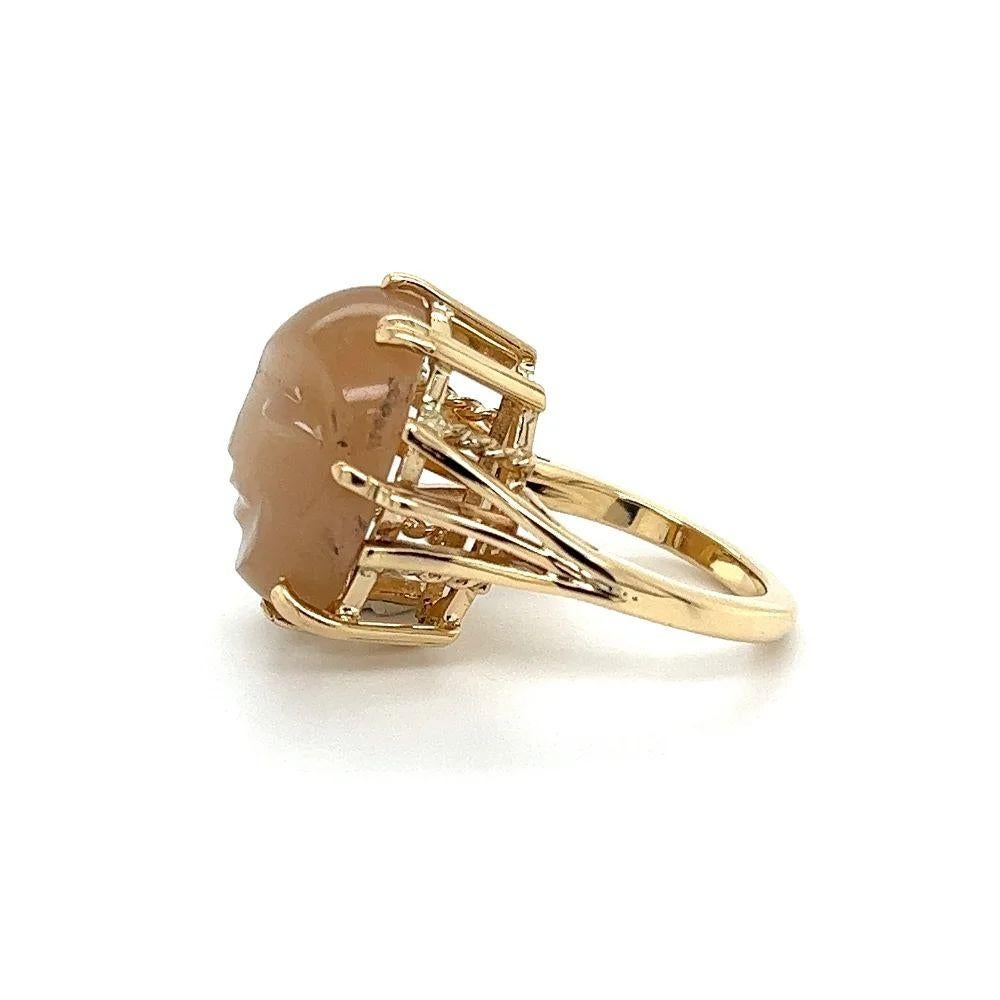 Vintage 14.55 Carat Carved Moon Face Moonstone Solitaire Gold Ring Pour femmes en vente