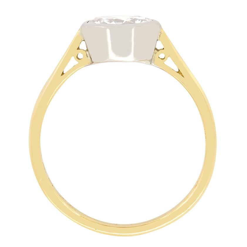 Fabriquée dans les années 1950, cette bague solitaire est ornée d'un impressionnant diamant de 1,45 carat en son centre. La pierre de taille ronde et brillante a une couleur H et une pureté VS1. Il est serti par frottement dans un collier en platine
