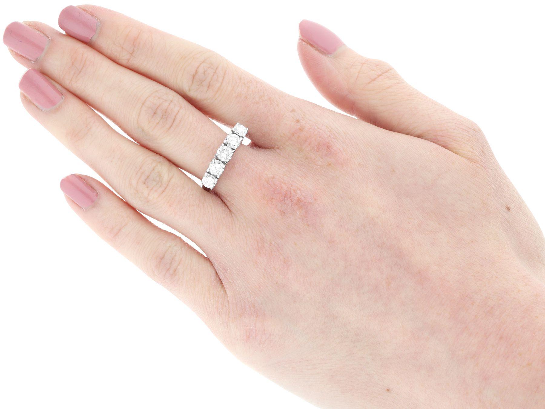 Vintage 1,46 Karat Diamant und 18k Weißgold Fünf-Stein-Ring im Angebot 1