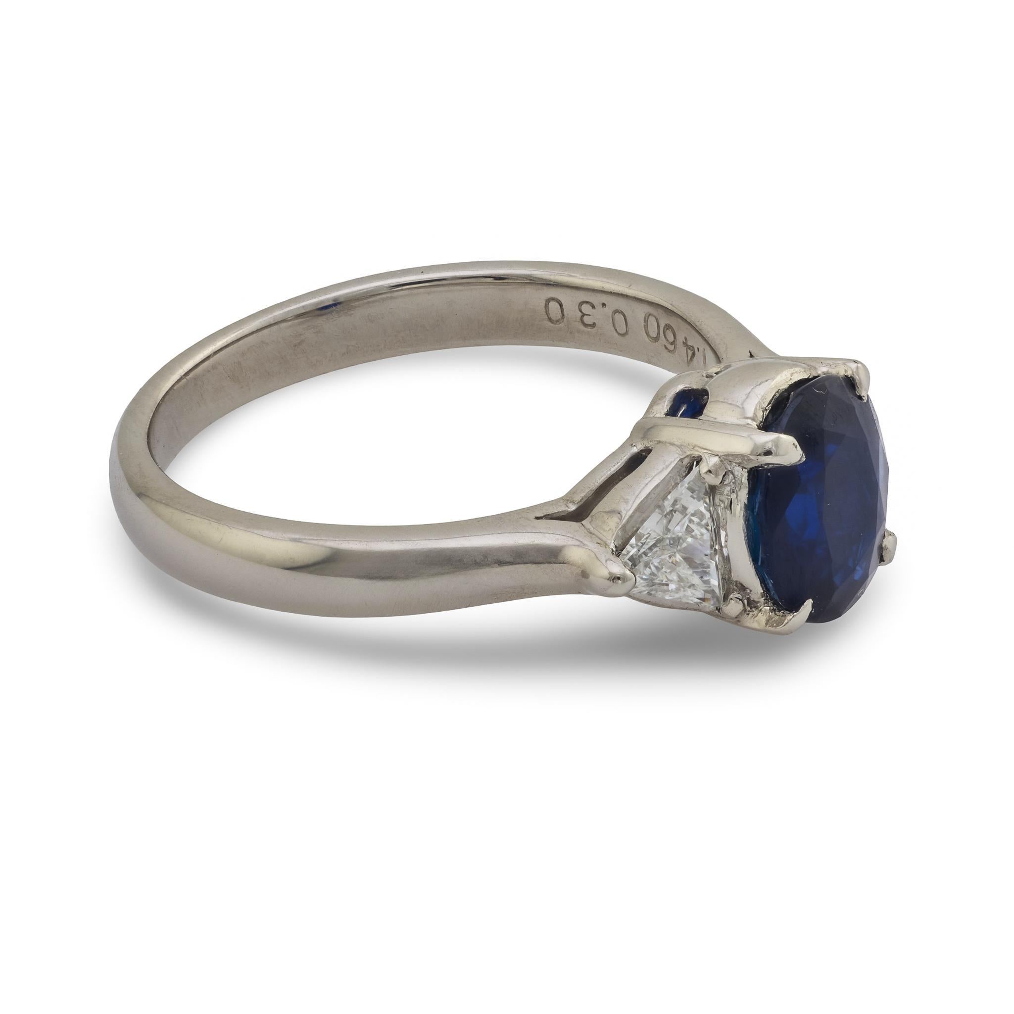 Vintage 1.46 carat saphir diamant platine bague trois pierres Bon état - En vente à Beverly Hills, CA