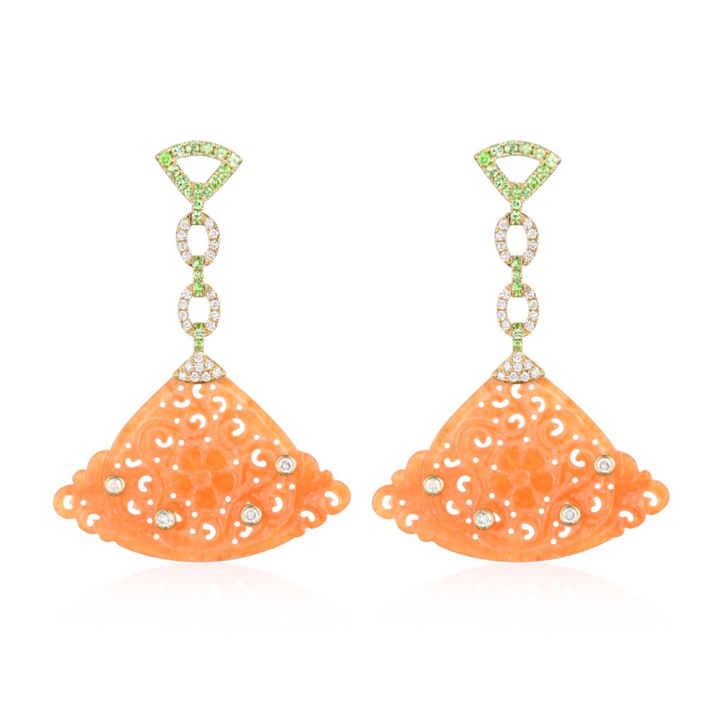 Estos llamativos pendientes están elaborados en oro amarillo de 14 quilates y muestran un espectacular juego de piedras preciosas y texturas. La pieza central es un par de paneles de jade tallado (19,97 ct) en un suave tono verde con delicados
