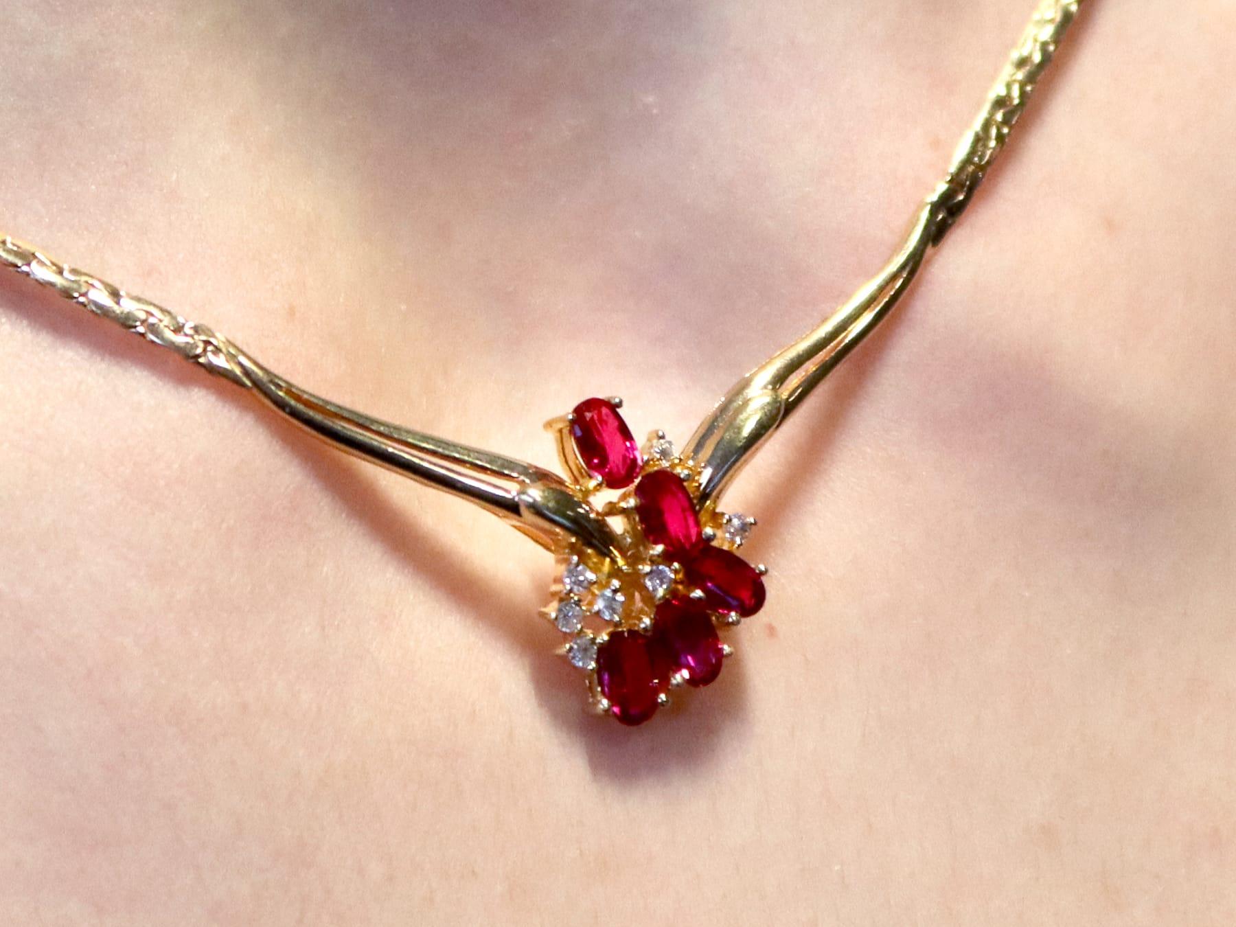 Halskette aus 18 Karat Gelbgold mit 1,47 Karat Rubin und 0,10 Karat Diamant, Vintage, um 1990 im Angebot 6