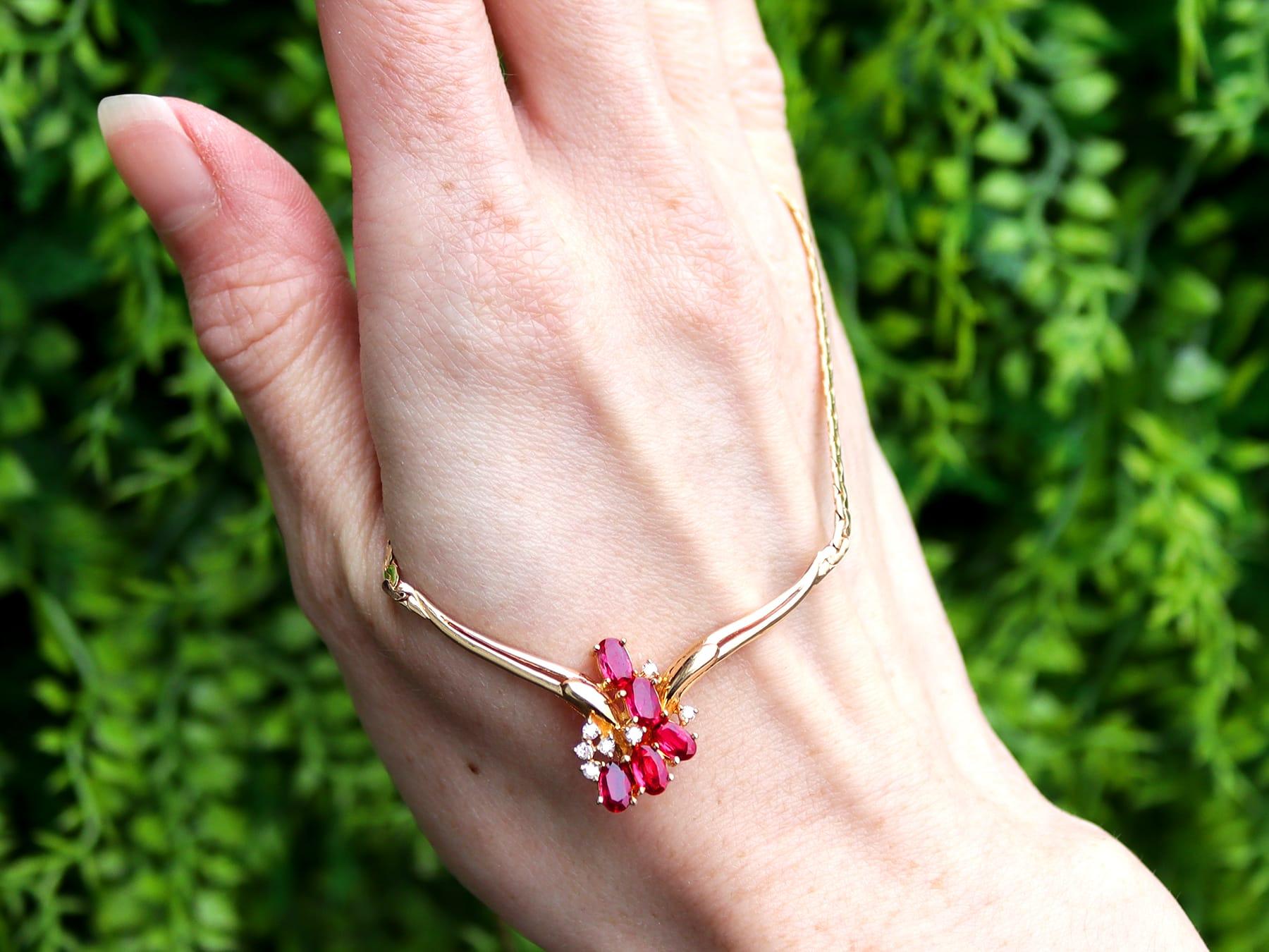 Eine atemberaubende, feine und beeindruckende Vintage 1,47 Karat Rubin und 0,10 Karat Diamant, 18 Karat Gelbgold Halskette; Teil unserer vielfältigen Vintage Rubinschmuck und Estate Jewelry-Kollektionen.

Diese atemberaubende, feine und
