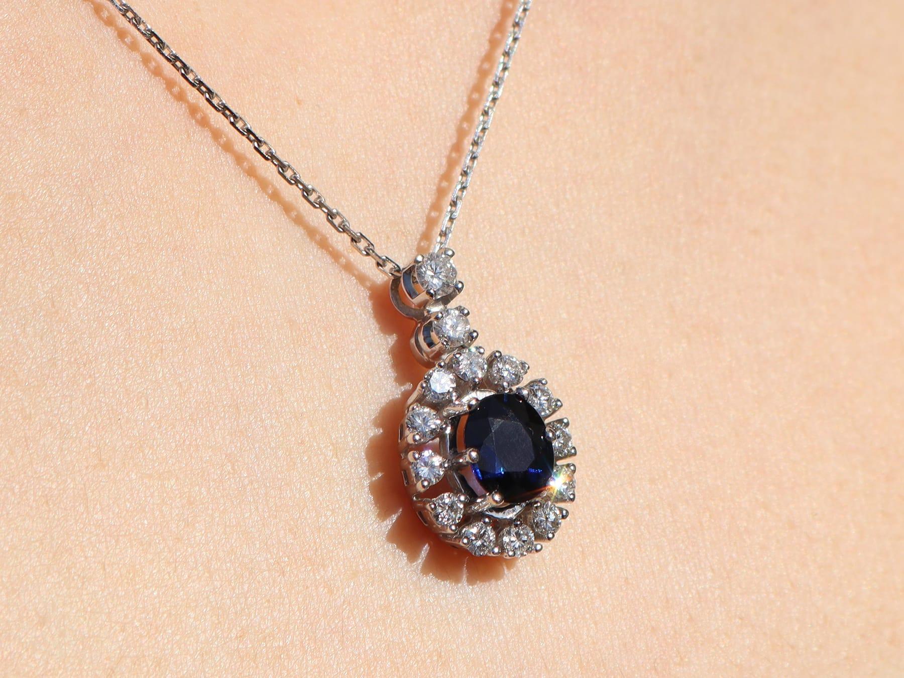Ciondolo d'epoca in oro bianco 14k con zaffiro da 1,48 carati e diamante da 0,80 carati Circa 1960 in vendita 5