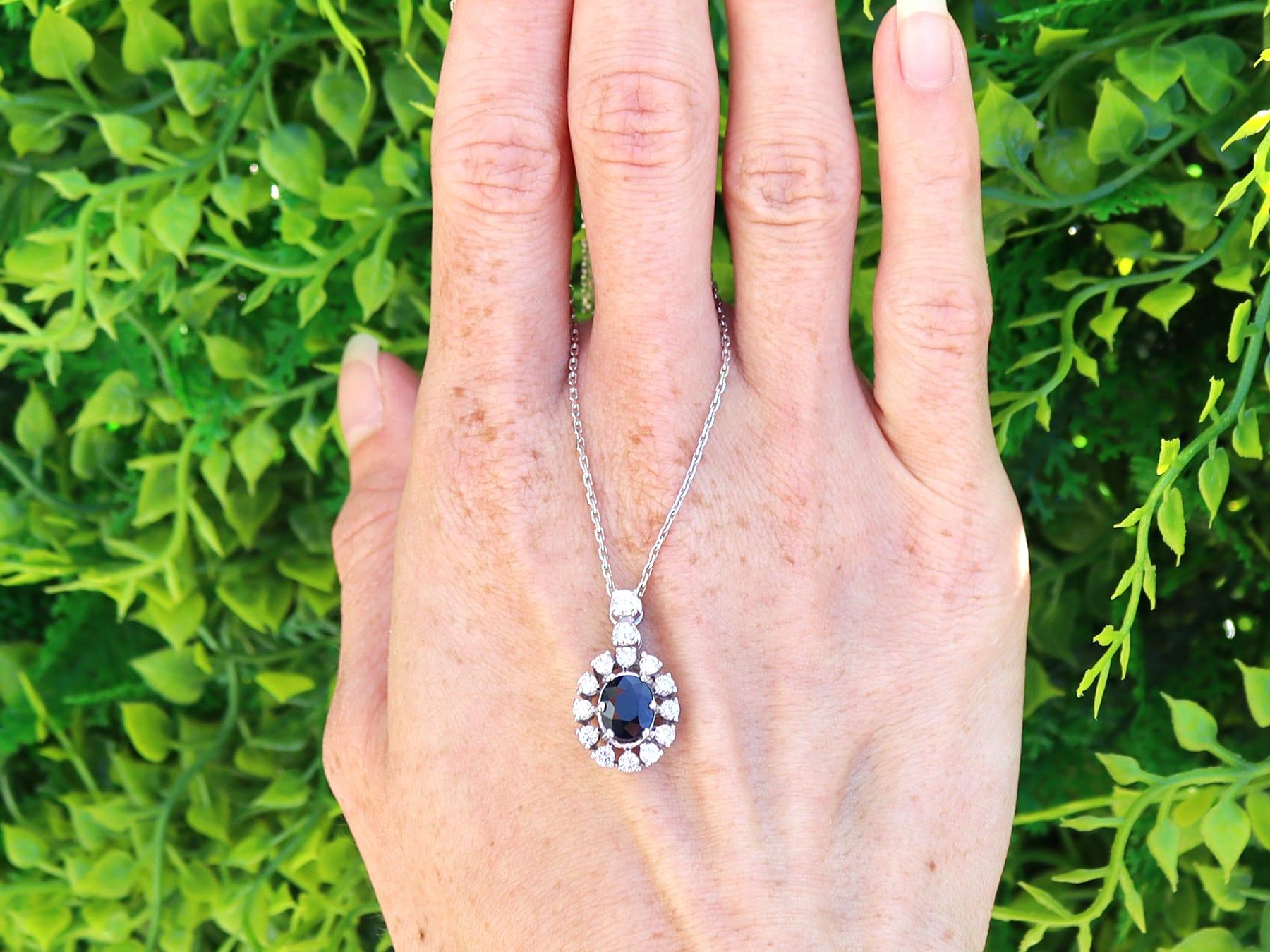 Uno splendido, raffinato e imponente pendente vintage degli anni '60 con zaffiro blu da 1,48 carati e diamante da 0,80 carati, in oro bianco 14 carati; fa parte della nostra collezione di gioielli con zaffiri.

Questo splendido, raffinato e