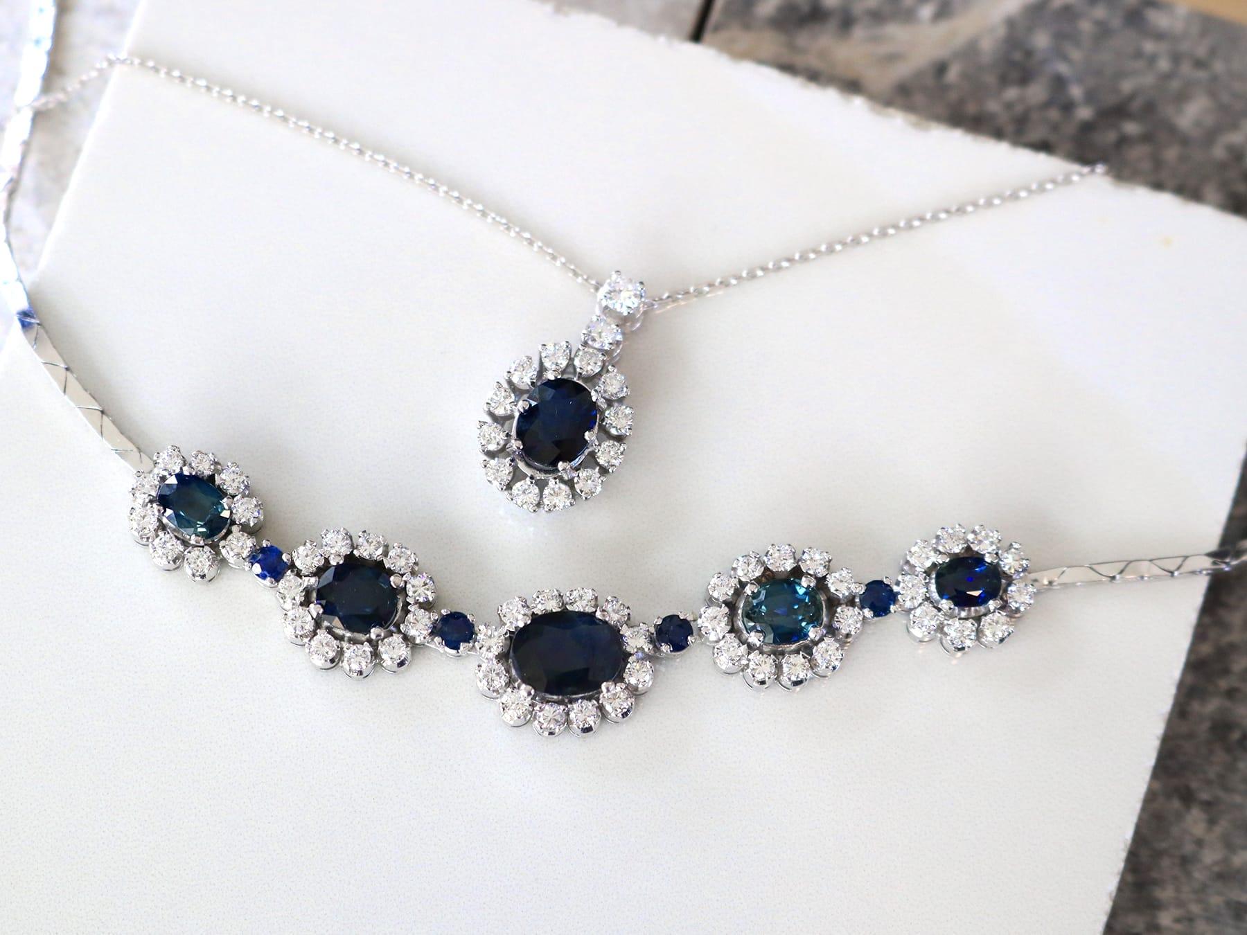 Taglio ovale Ciondolo d'epoca in oro bianco 14k con zaffiro da 1,48 carati e diamante da 0,80 carati Circa 1960 in vendita