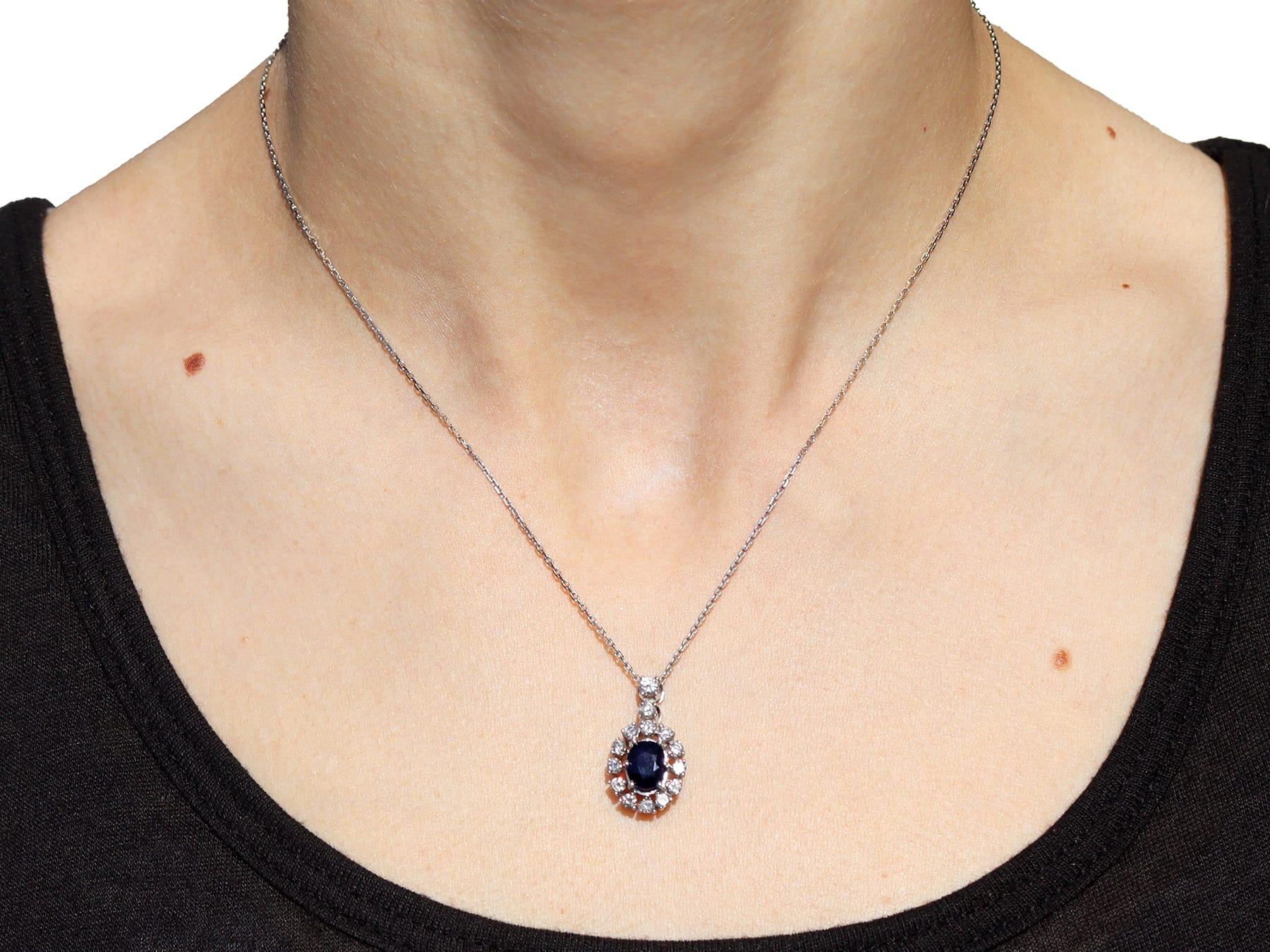 Ciondolo d'epoca in oro bianco 14k con zaffiro da 1,48 carati e diamante da 0,80 carati Circa 1960 in vendita 4