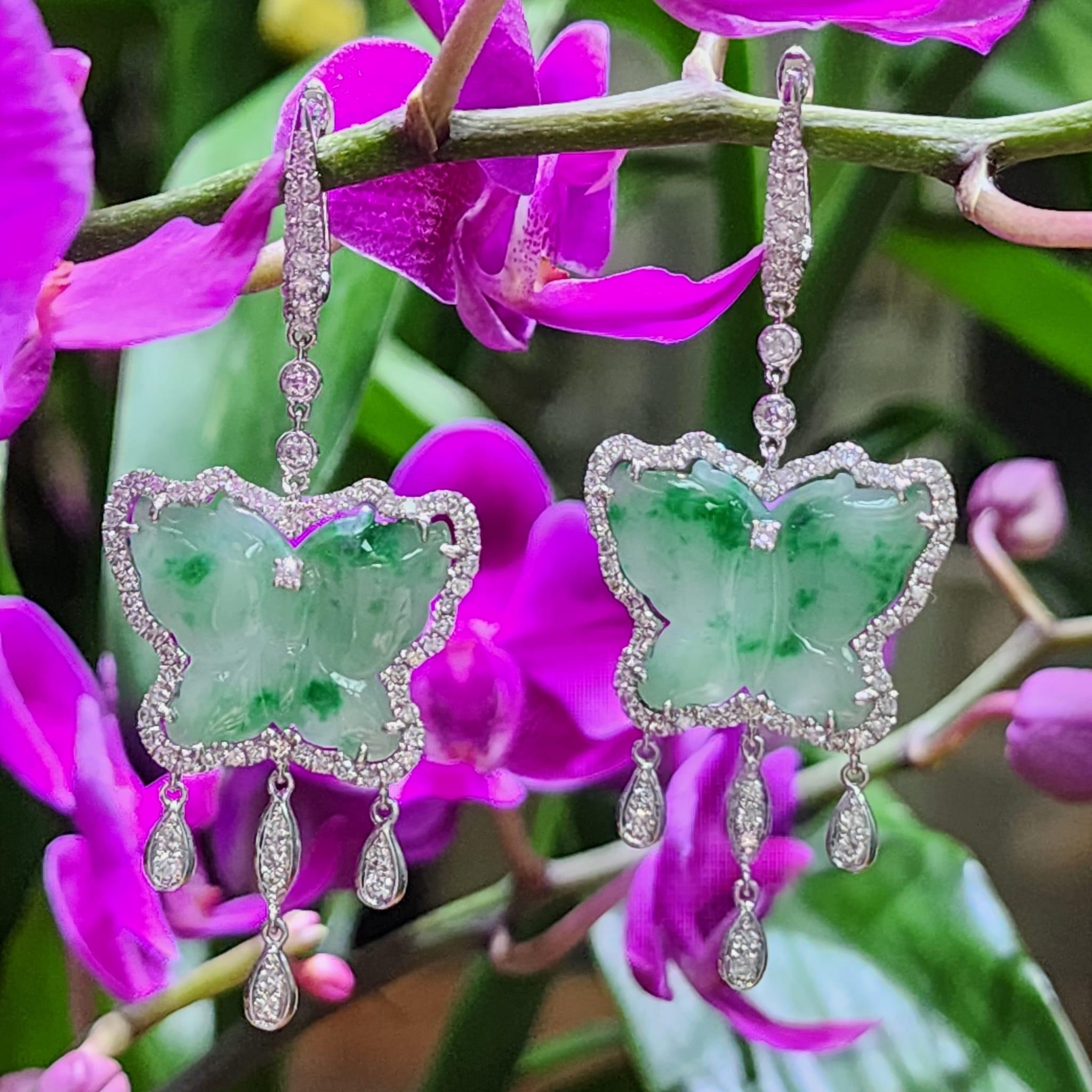 Vintage 14.85ct Butterfly Jade and Diamond Dangle Drop Earring in 18k White Gold In New Condition For Sale In Hong Kong, HK