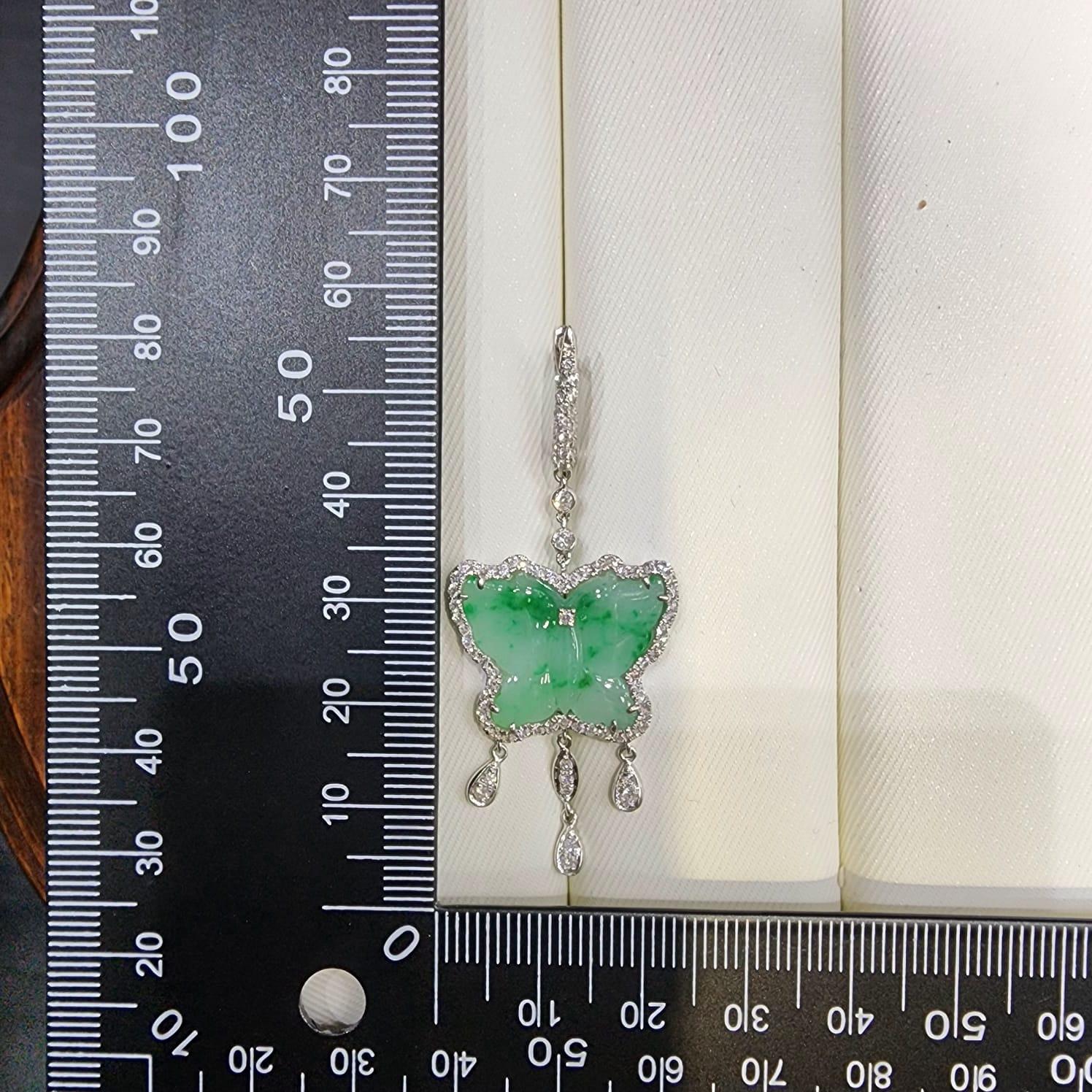 Pendants d'oreilles en or blanc 18 carats avec diamants et jade papillon de 14,85 carats en vente 1