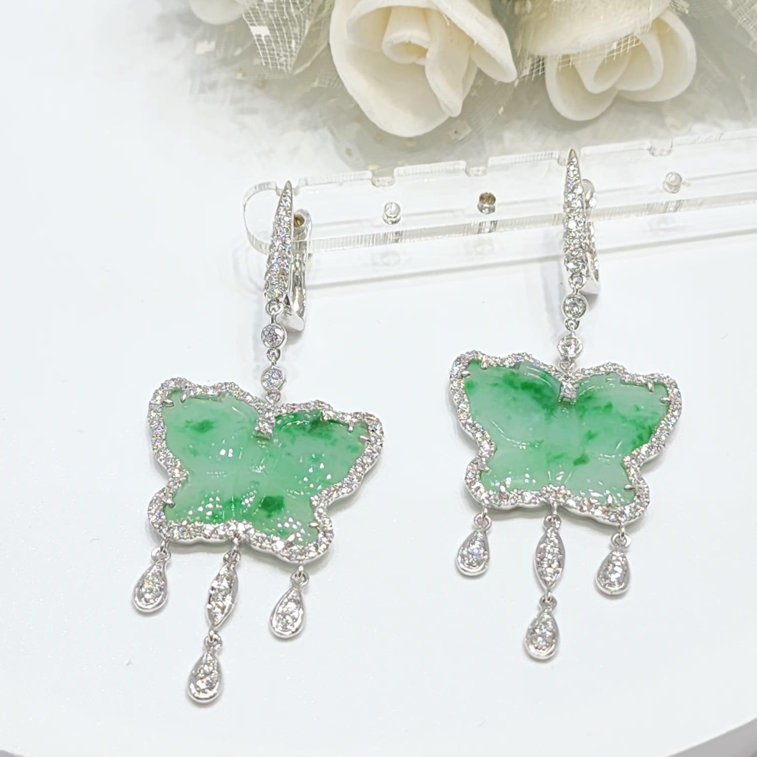Pendants d'oreilles en or blanc 18 carats avec diamants et jade papillon de 14,85 carats en vente 2