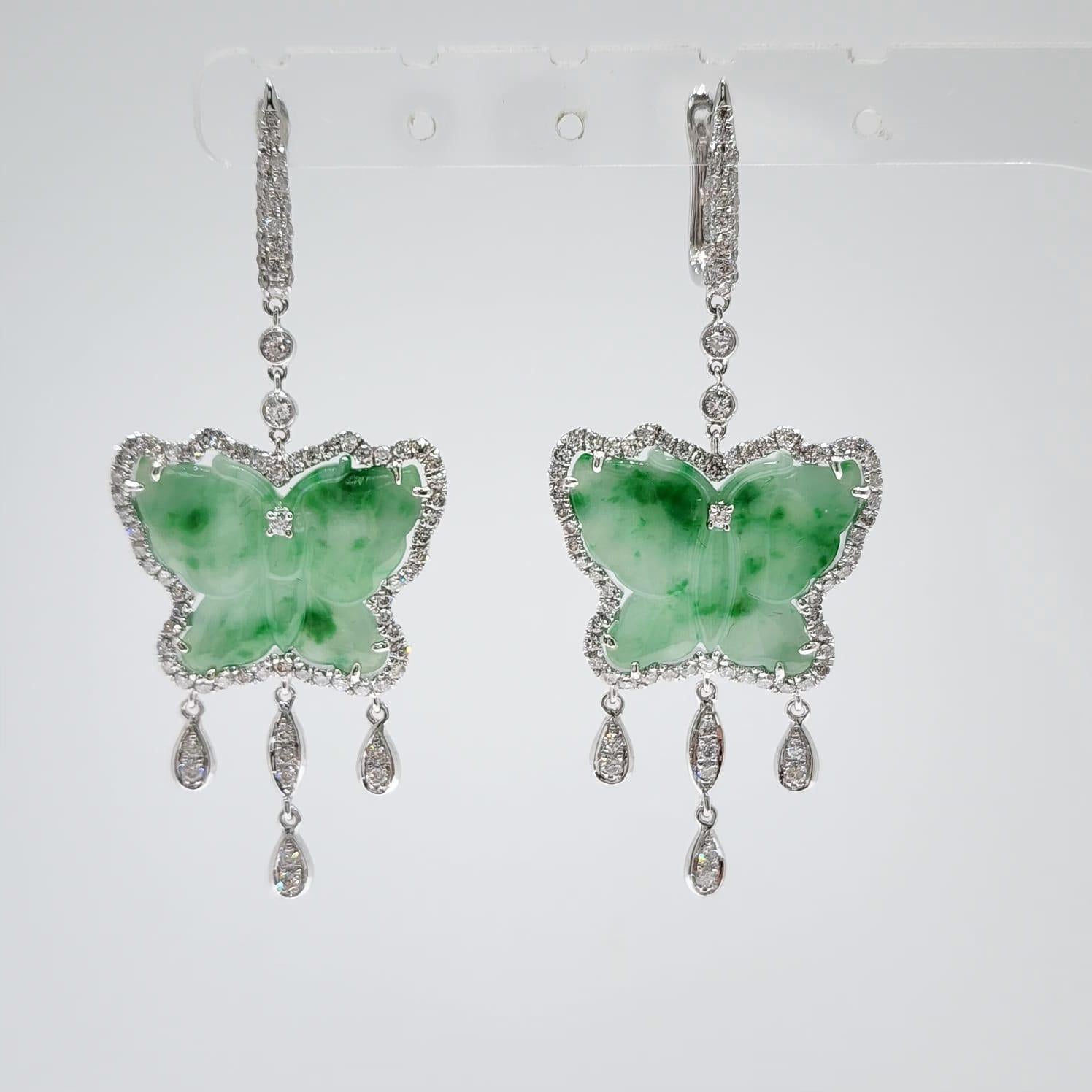 Pendants d'oreilles en or blanc 18 carats avec diamants et jade papillon de 14,85 carats en vente 3
