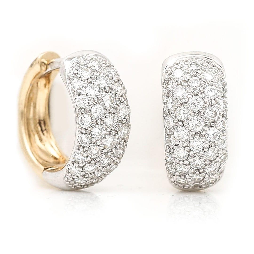 Ein stilvolles Paar moderner Ohrringe aus 14 Karat Gold mit eingefassten Diamanten im Brillantschliff. Insgesamt 1 ct heller, weißer Diamanten sind in diese attraktiven Huggie Hoops eingefasst. Ein großartiges Paar Diamantohrringe, das sowohl