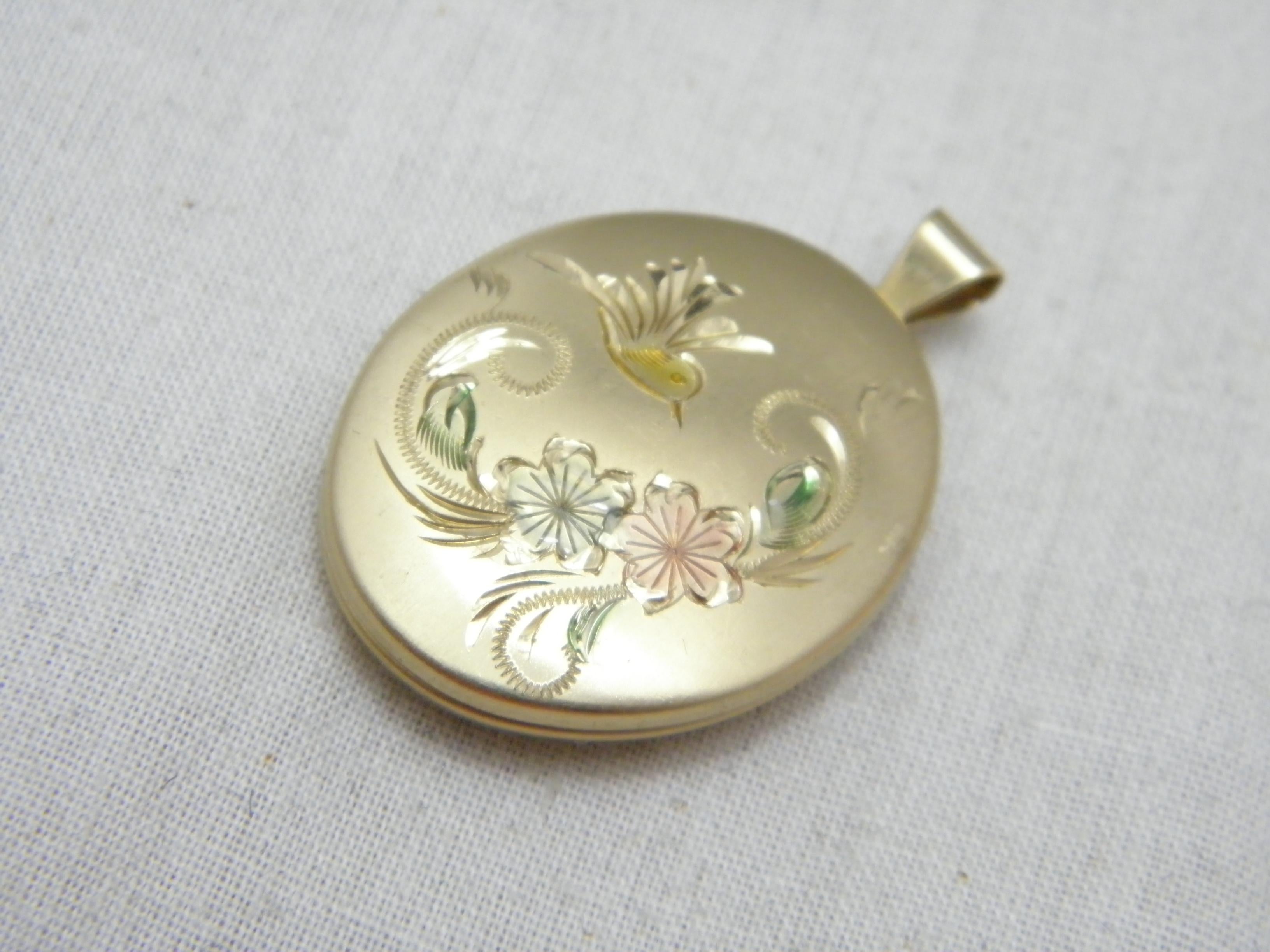 If you have landed on this page then you have an eye for beauty.

On offer is this gorgeous

14CT GOLD FILLED FLORAL ROSES AND BIRDS PHOTO LOCKET

DETAILS
Material: Thick 14ct Filled Gold (see details below)
Style: Lovely decorated opening locket