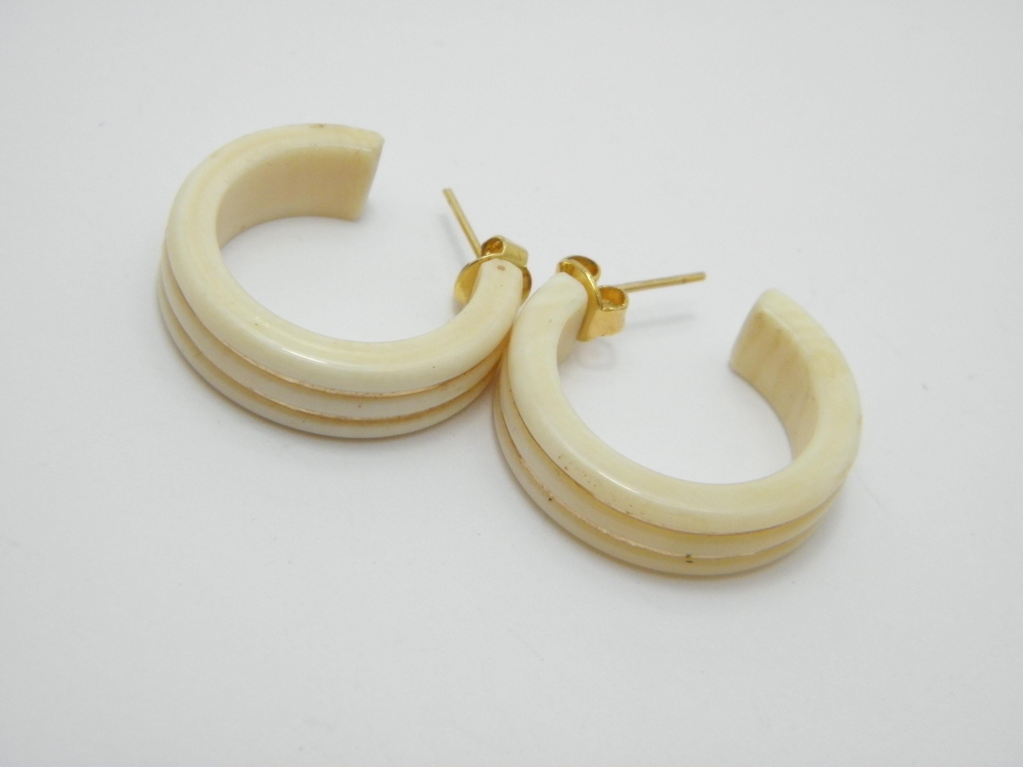 A very special item for you to consider:

14CT GOLD OX BONE MOURNING HOOP / STUD EARRINGS

DETAILS
Material: 14ct 585/000 Yellow Gold and Ox Bone
Style: Victorian style mourning earrings, hoops with push through stud.
Age: Vintage mid 1900s
