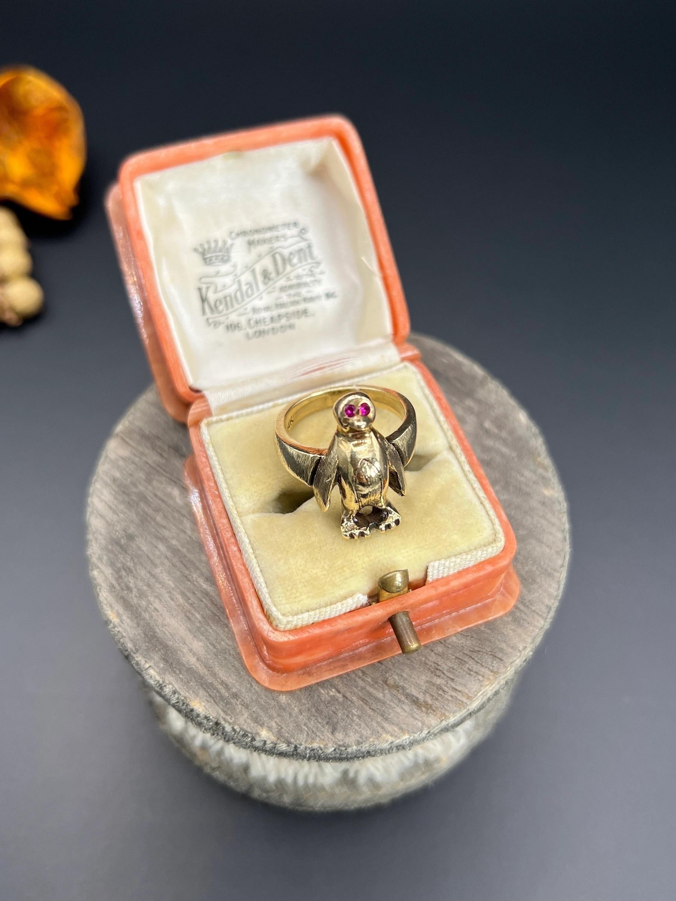 Vintage 14ct Gold Stamped, 1970s Ruby Penguin Ring In Good Condition In Brighton, GB