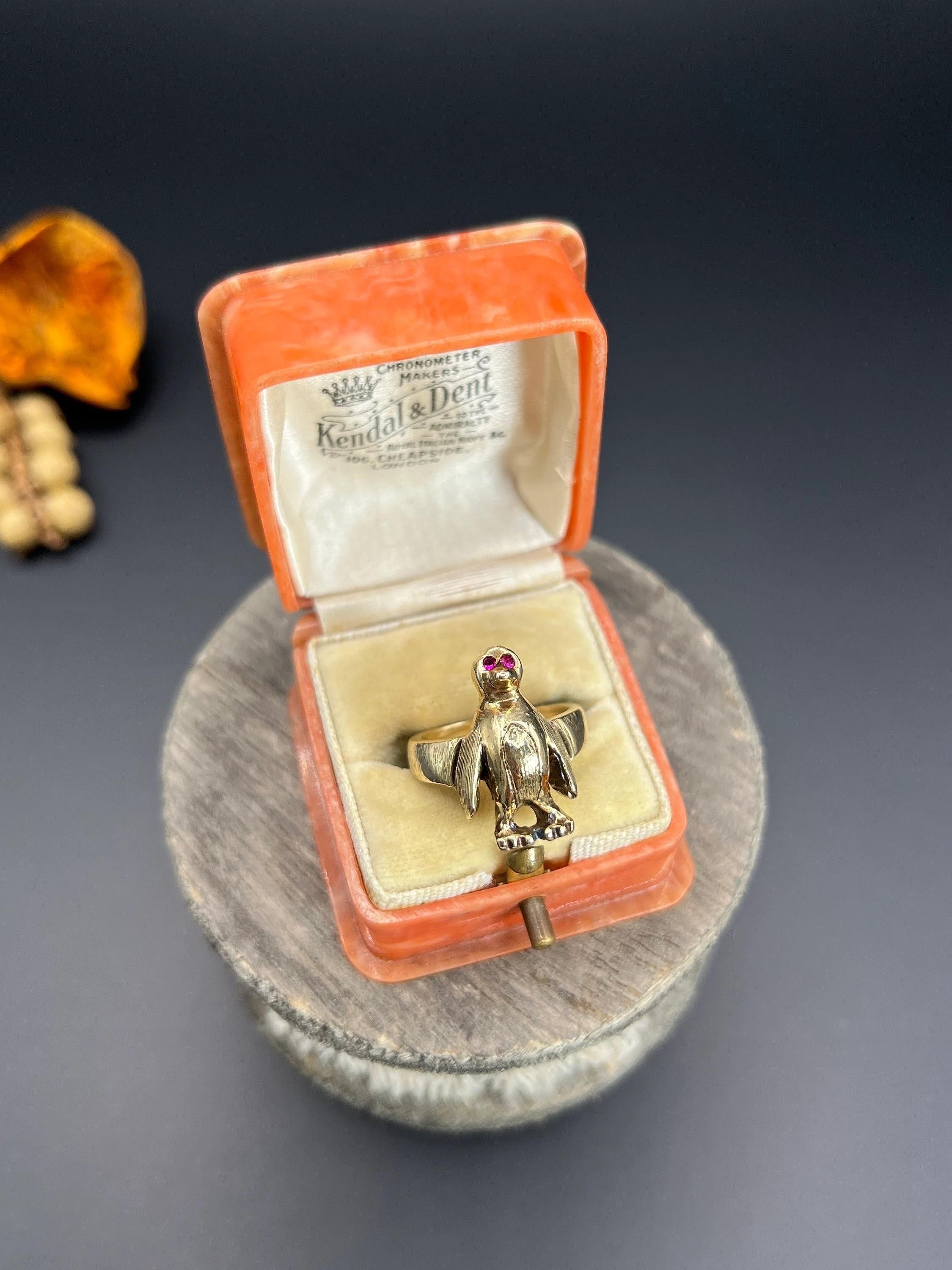 Vintage 14ct Gold Stamped, 1970s Ruby Penguin Ring 4