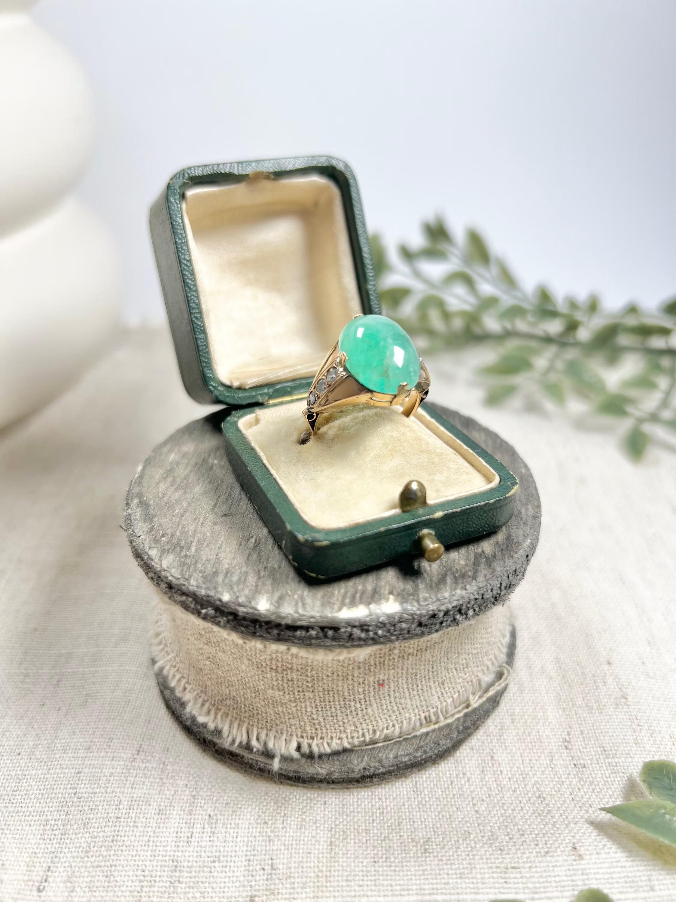 Vintage 14ct Rose Gold 1960’s Cabochon Emerald & Diamond Ring In Good Condition For Sale In Brighton, GB