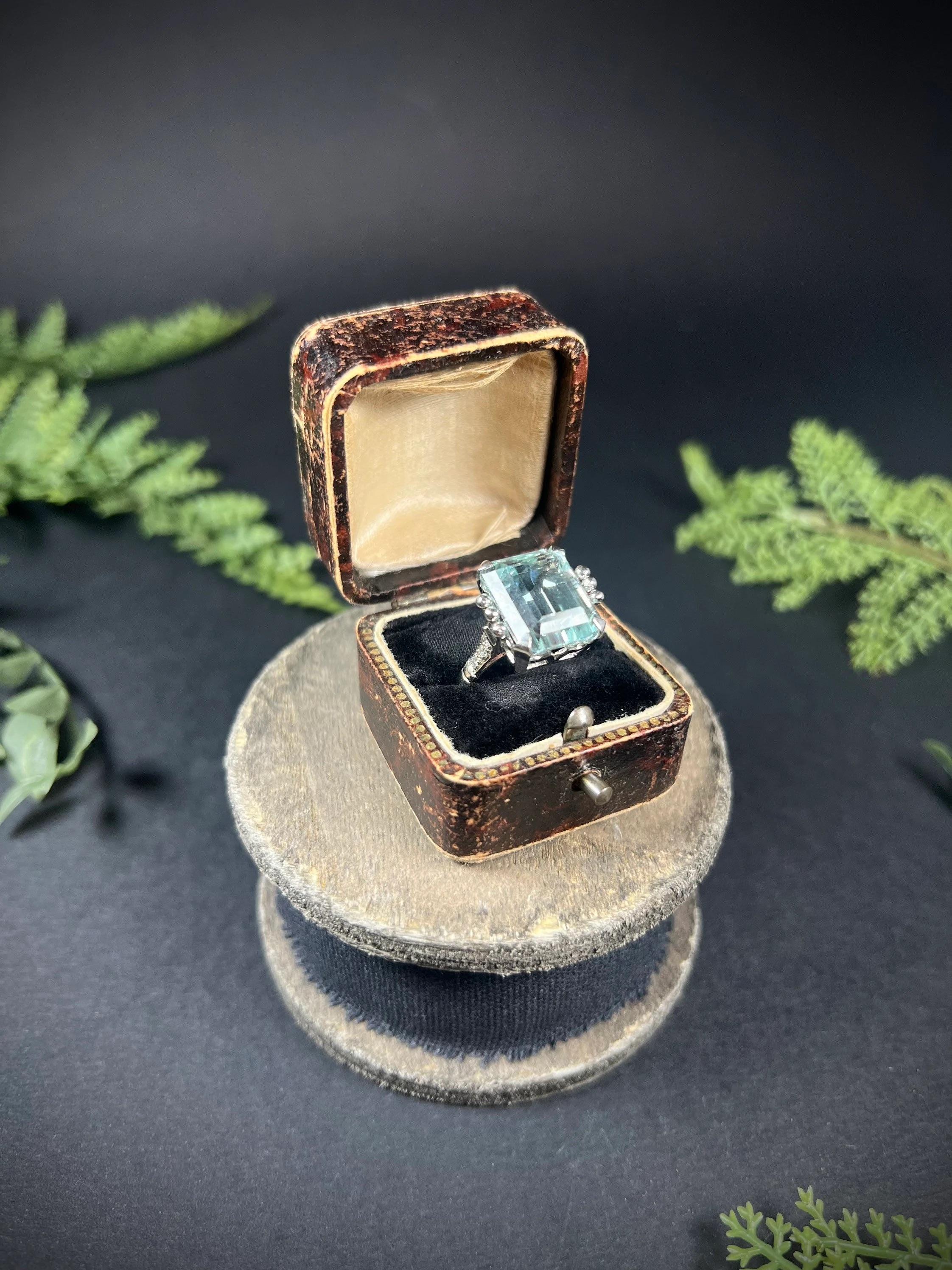 Vintage 14ct White Gold 1940’s Aquamarine & Diamond Cocktail Ring In Good Condition For Sale In Brighton, GB