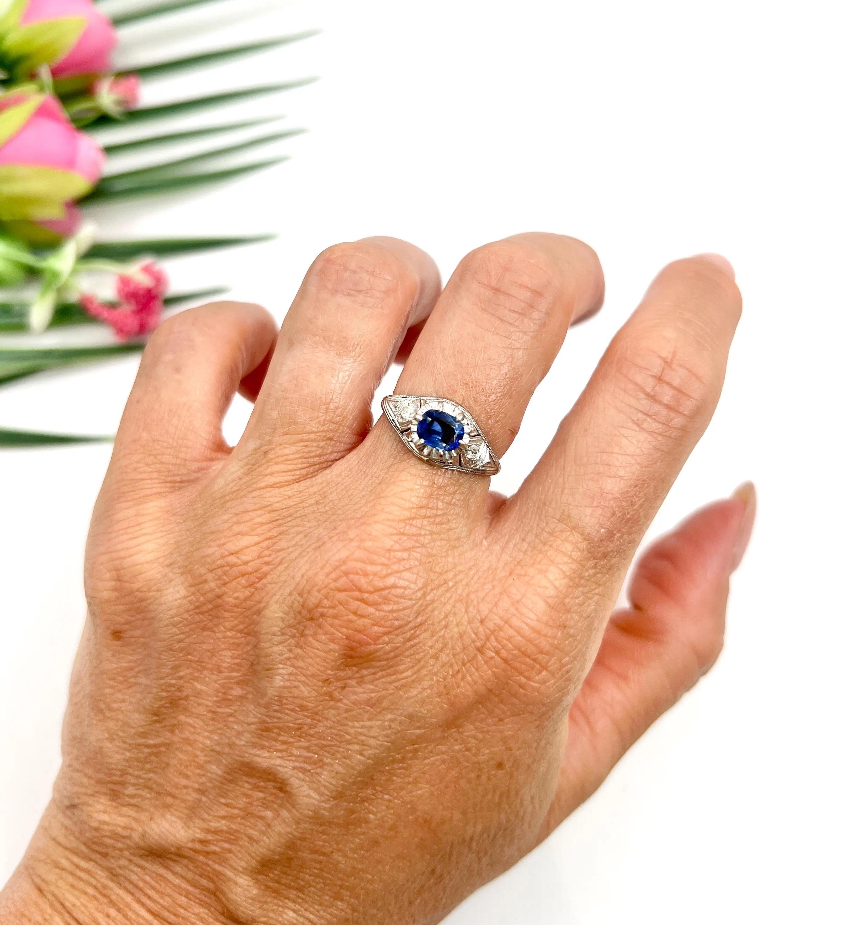 Anello con zaffiro vintage

Oro bianco 14 ct.

Circa anni '1940

Entra nell'eleganza degli anni '40 con questo favoloso anello vintage, caratterizzato da uno splendido design a cupola che emana un fascino senza tempo. Al centro si trova un