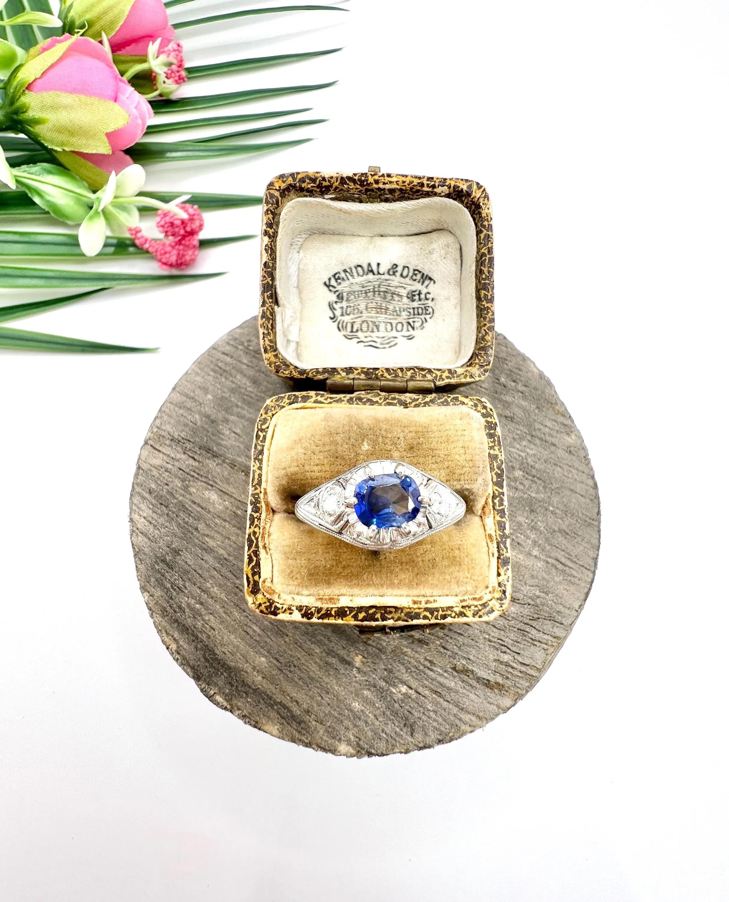 Anello a cupola con zaffiro e diamante taglio cuscino, vintage, in oro bianco 14ct, anni '40 In condizioni buone in vendita a Brighton, GB