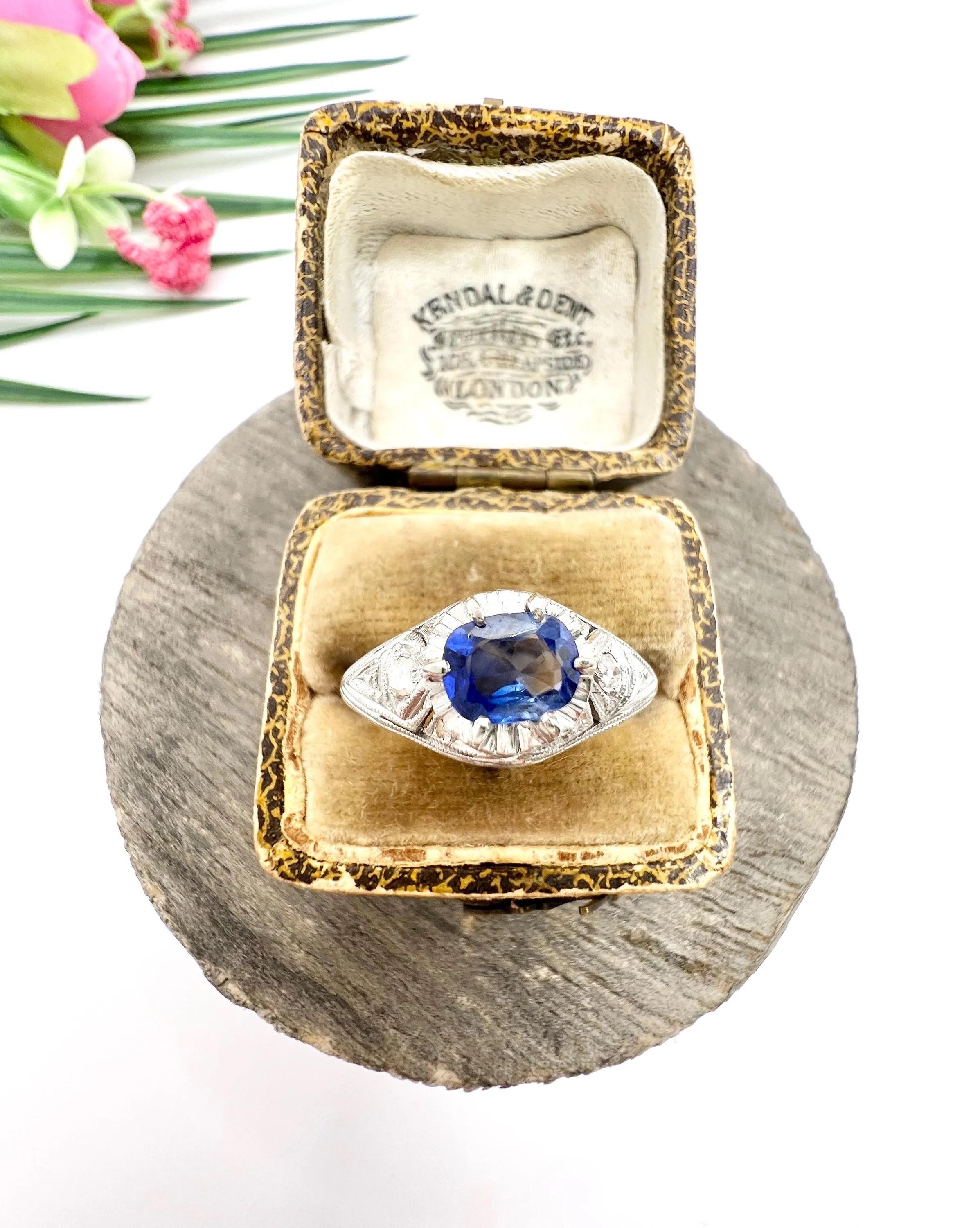 da uomo o donna Anello a cupola con zaffiro e diamante taglio cuscino, vintage, in oro bianco 14ct, anni '40 in vendita