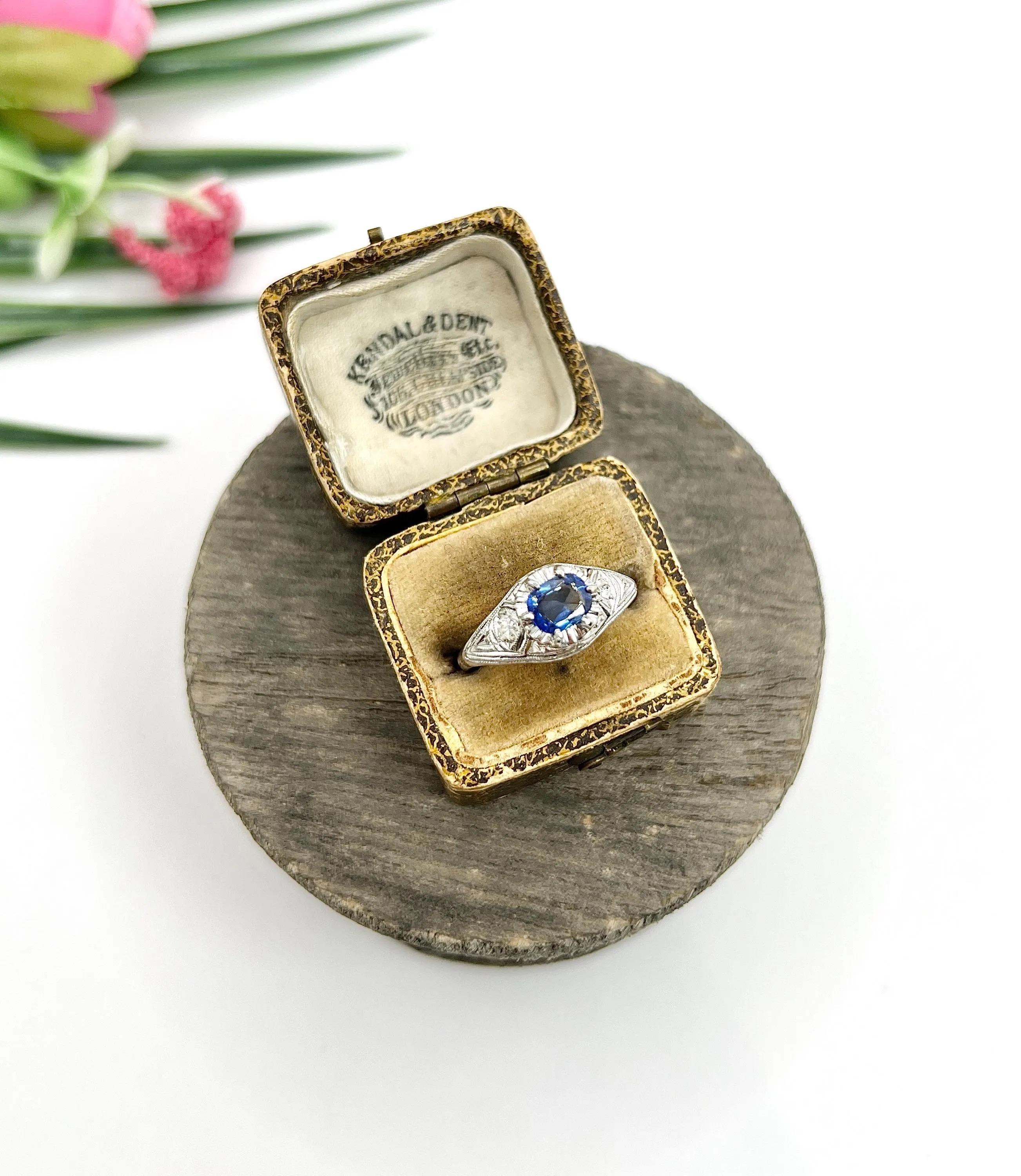 Anello a cupola con zaffiro e diamante taglio cuscino, vintage, in oro bianco 14ct, anni '40 in vendita 1