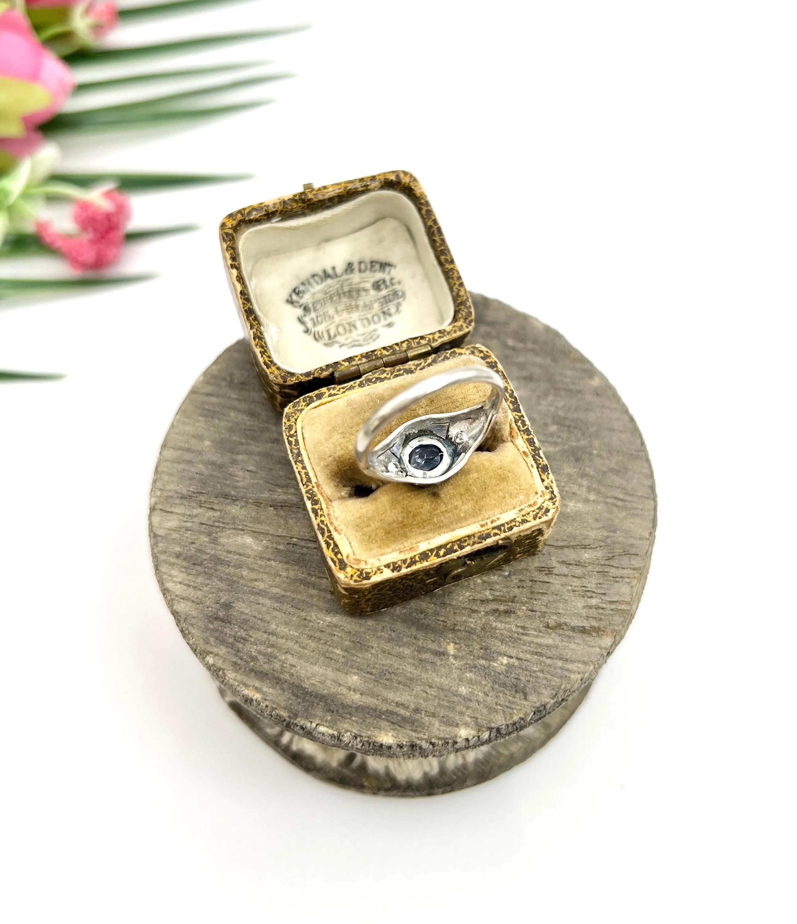 Anello a cupola con zaffiro e diamante taglio cuscino, vintage, in oro bianco 14ct, anni '40 in vendita 2