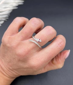 Anello vintage in oro bianco 14 carati, anni ’80, con diamanti e rubini a forma di serpente
