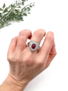 Bague vintage en or blanc 14 carats, avec rubis cabochon et diamants disposés en grappe, en forme de cœur