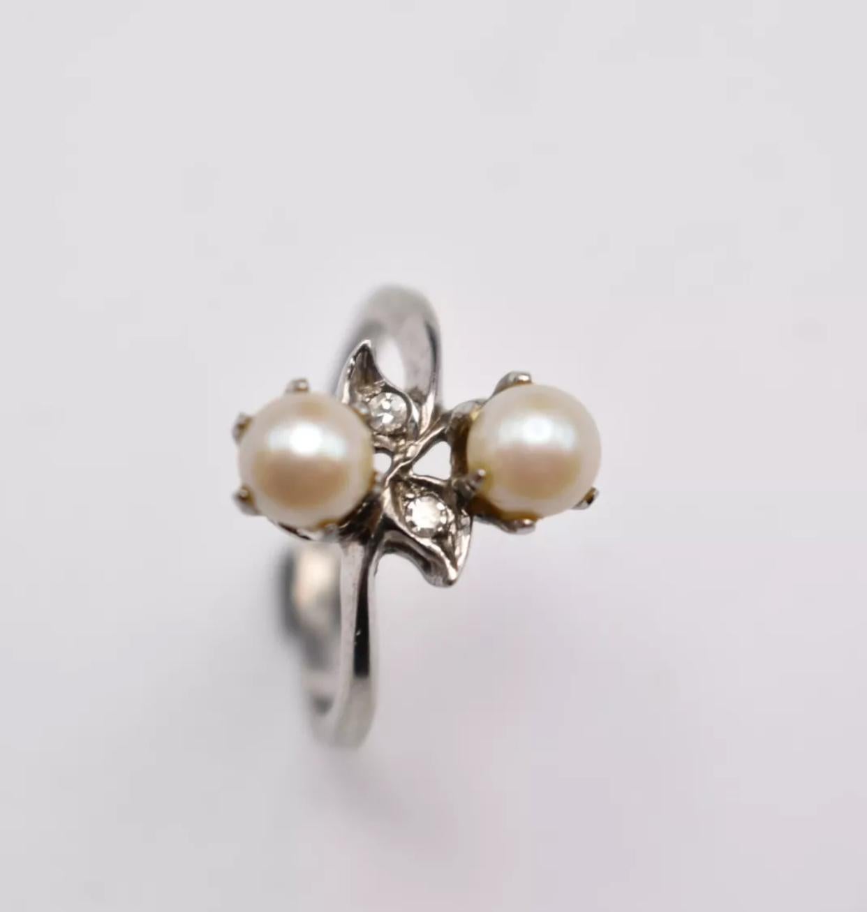 Vintage 14 Karat Weißgold. Zuchtperlen- und Diamant-Crossover-Ring Größe O im Angebot 6