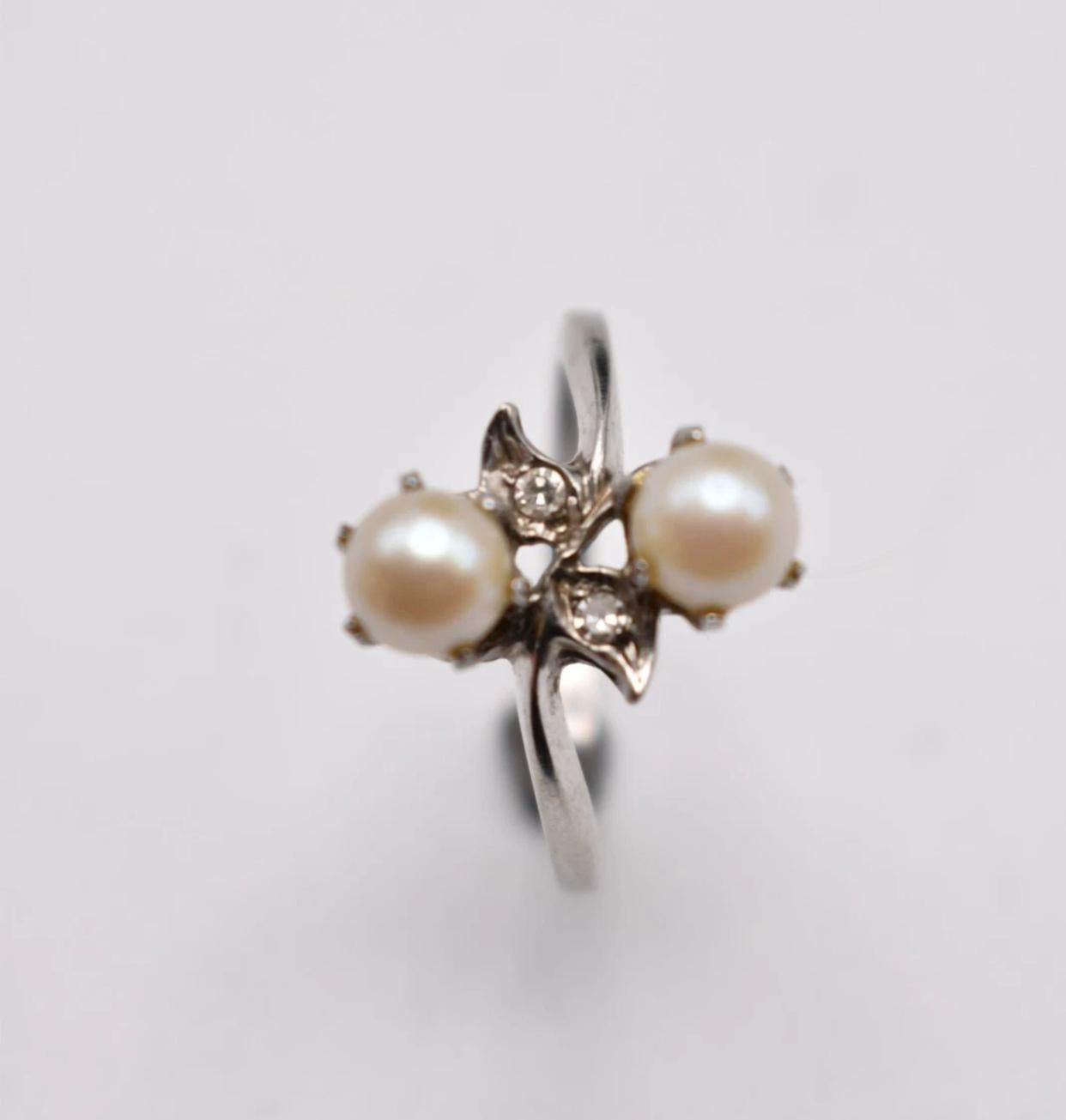 Vintage 14 Karat Weißgold. Zuchtperlen- und Diamant-Crossover-Ring Größe O im Angebot 7