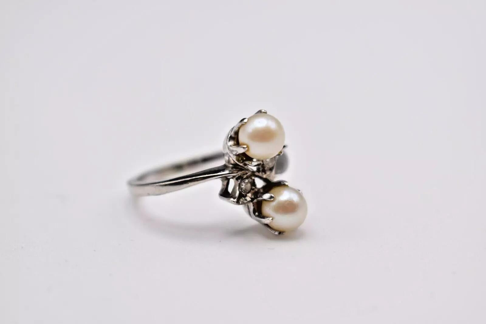 Vintage 14 Karat Weißgold. Zuchtperlen- und Diamant-Crossover-Ring Größe O im Angebot 1