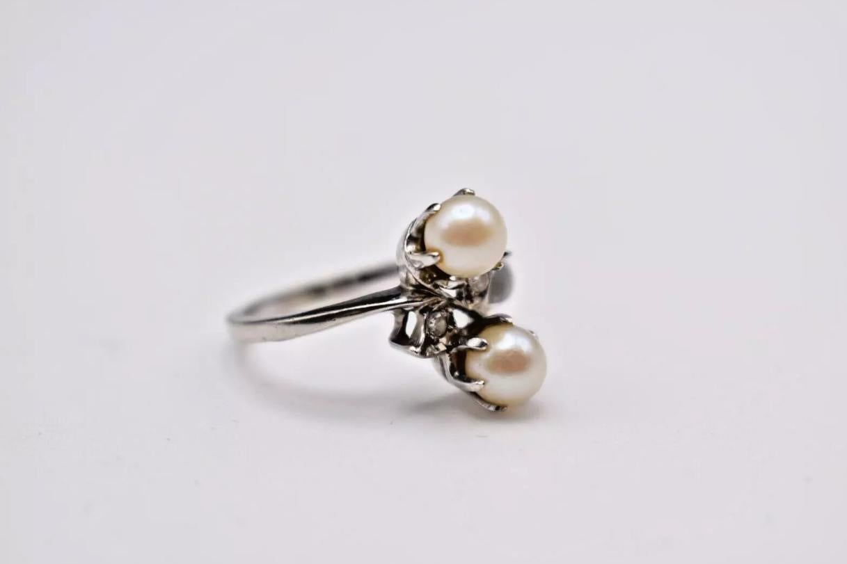 Vintage 14 Karat Weißgold. Zuchtperlen- und Diamant-Crossover-Ring Größe O im Angebot 3
