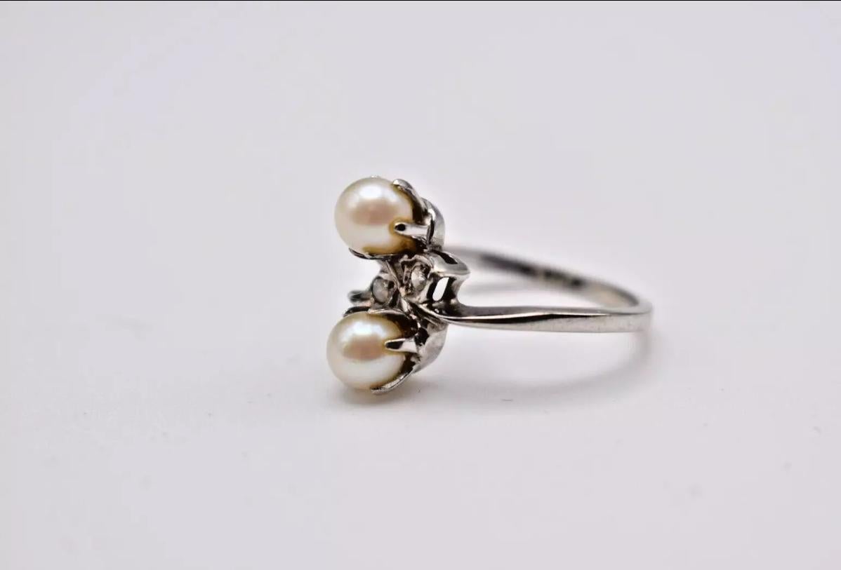 Vintage 14 Karat Weißgold. Zuchtperlen- und Diamant-Crossover-Ring Größe O im Angebot 5