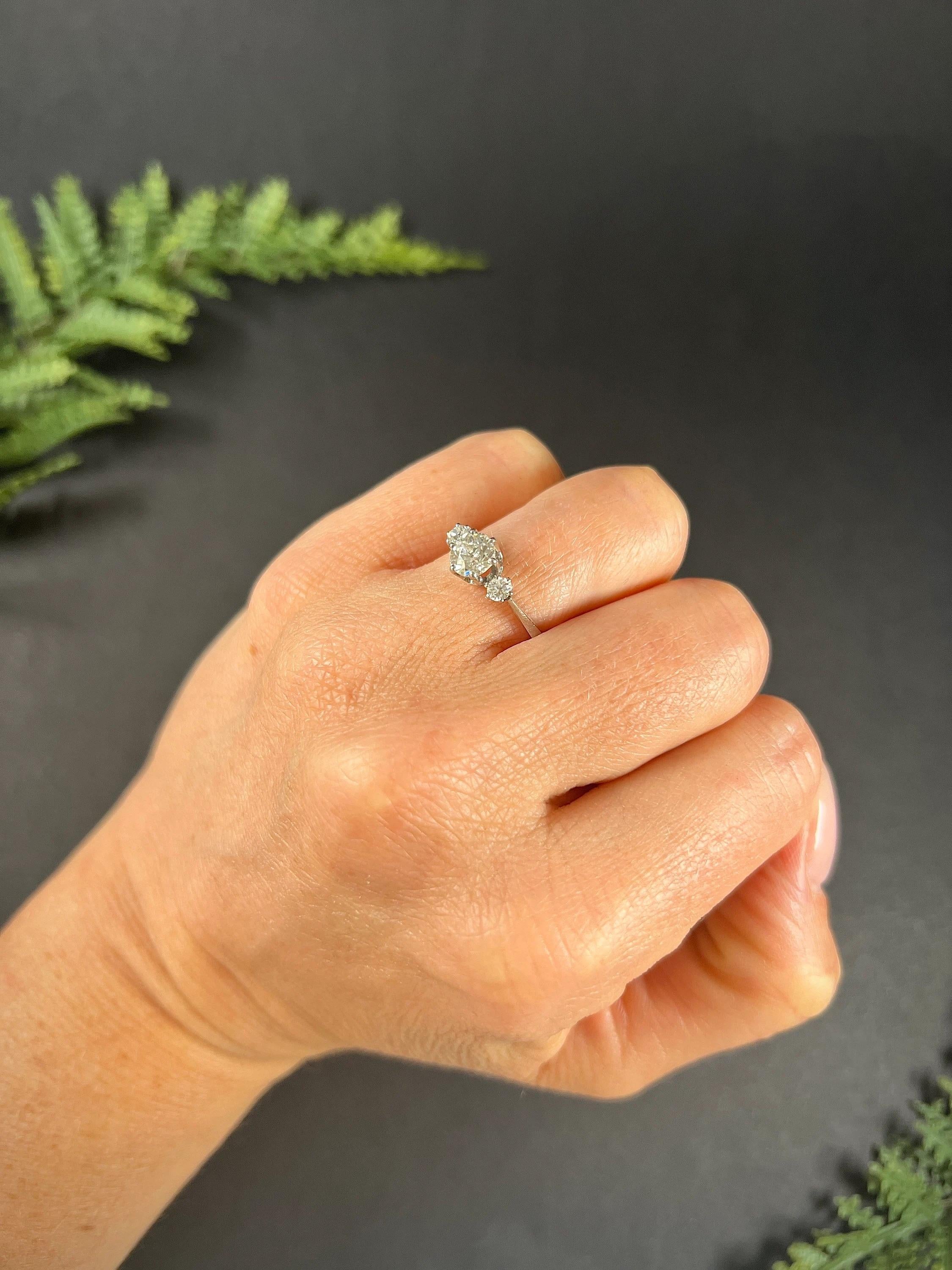 Vintage 14ct White Gold French Stamped, 3 Stone Diamond , Trilogy Ring In Good Condition For Sale In Brighton, GB