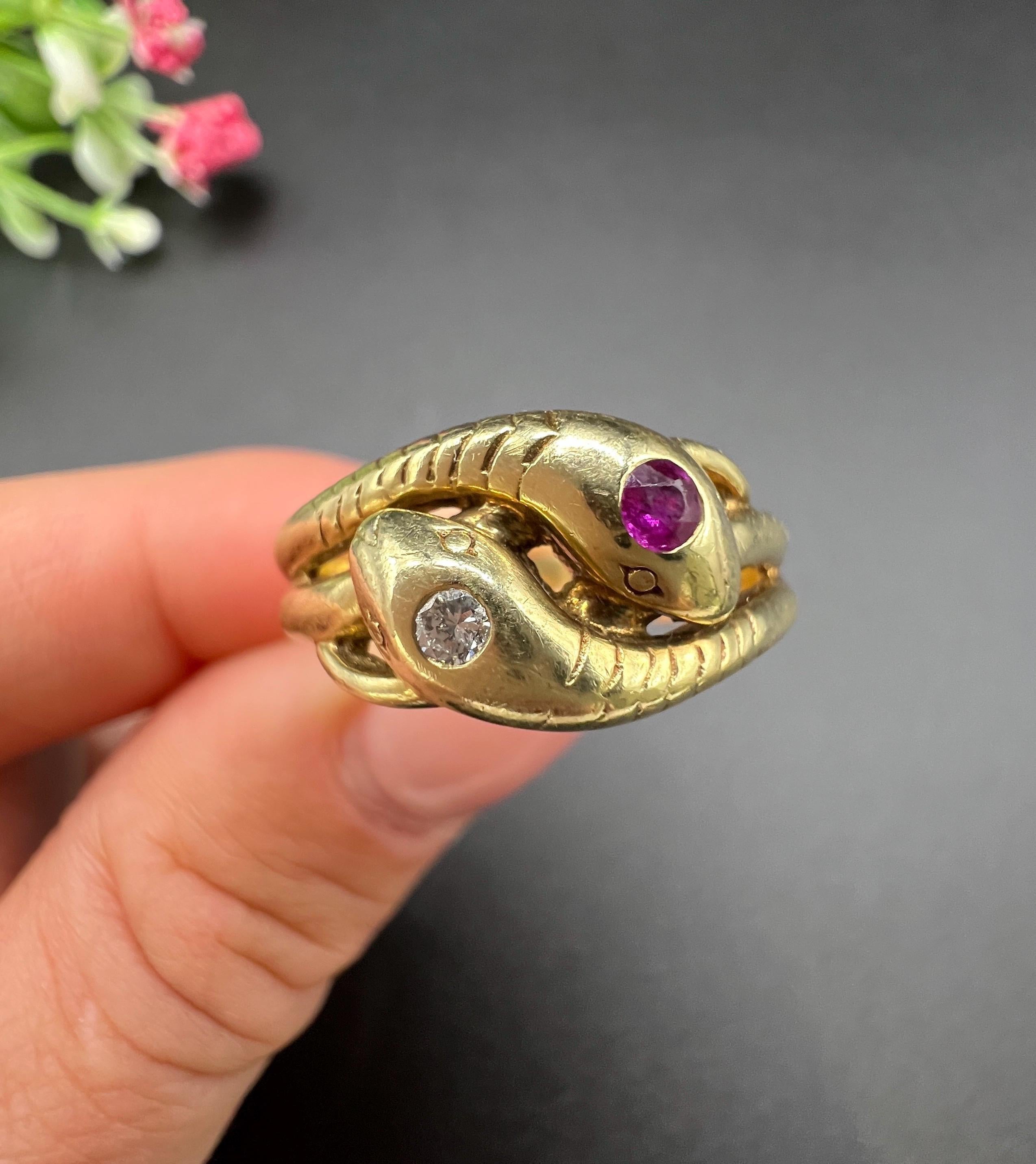 Anello a serpente a doppia testa in oro giallo 14 ct, 1930, con rubini e diamanti in vendita 5