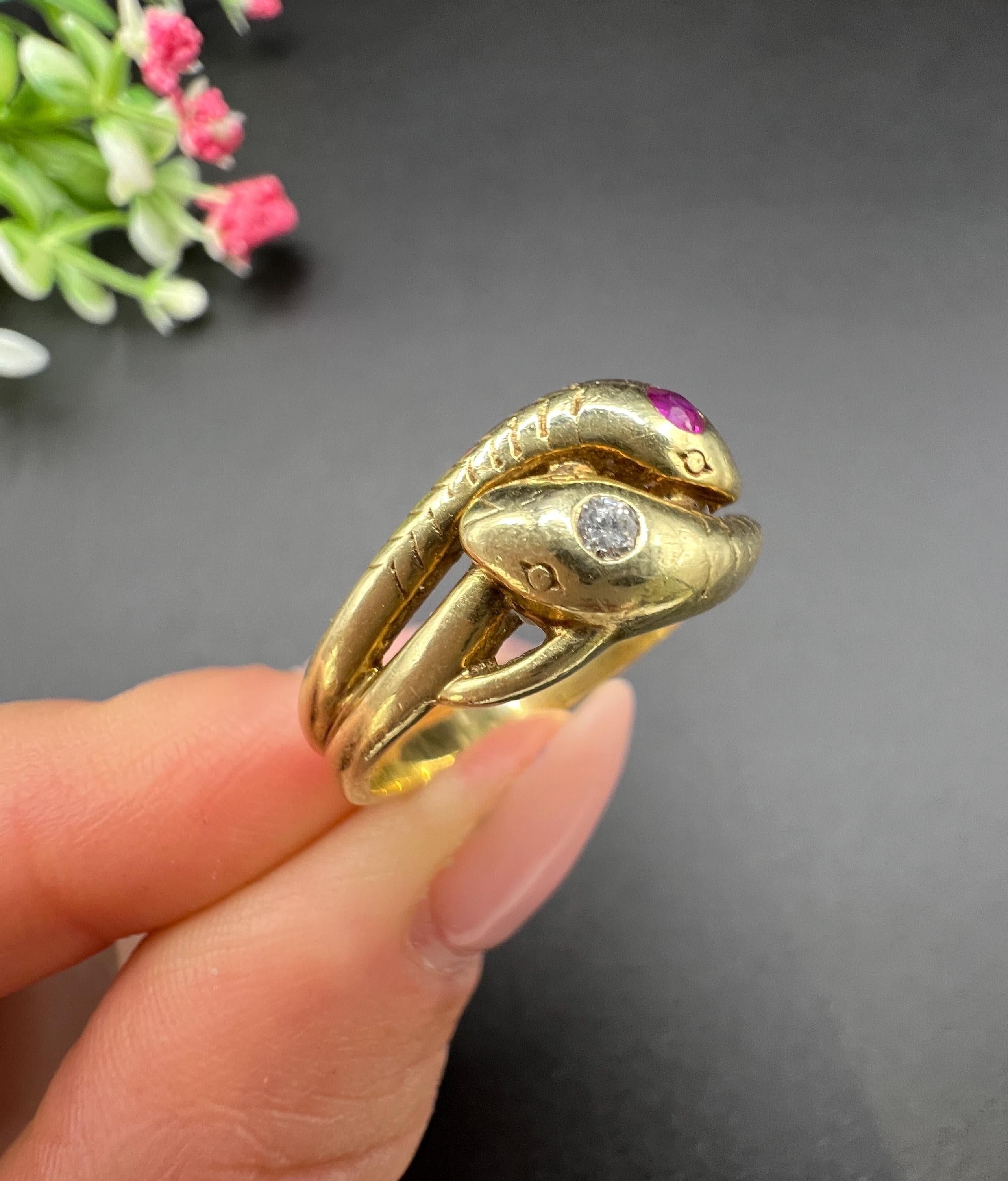 Anello a serpente a doppia testa in oro giallo 14 ct, 1930, con rubini e diamanti in vendita 6