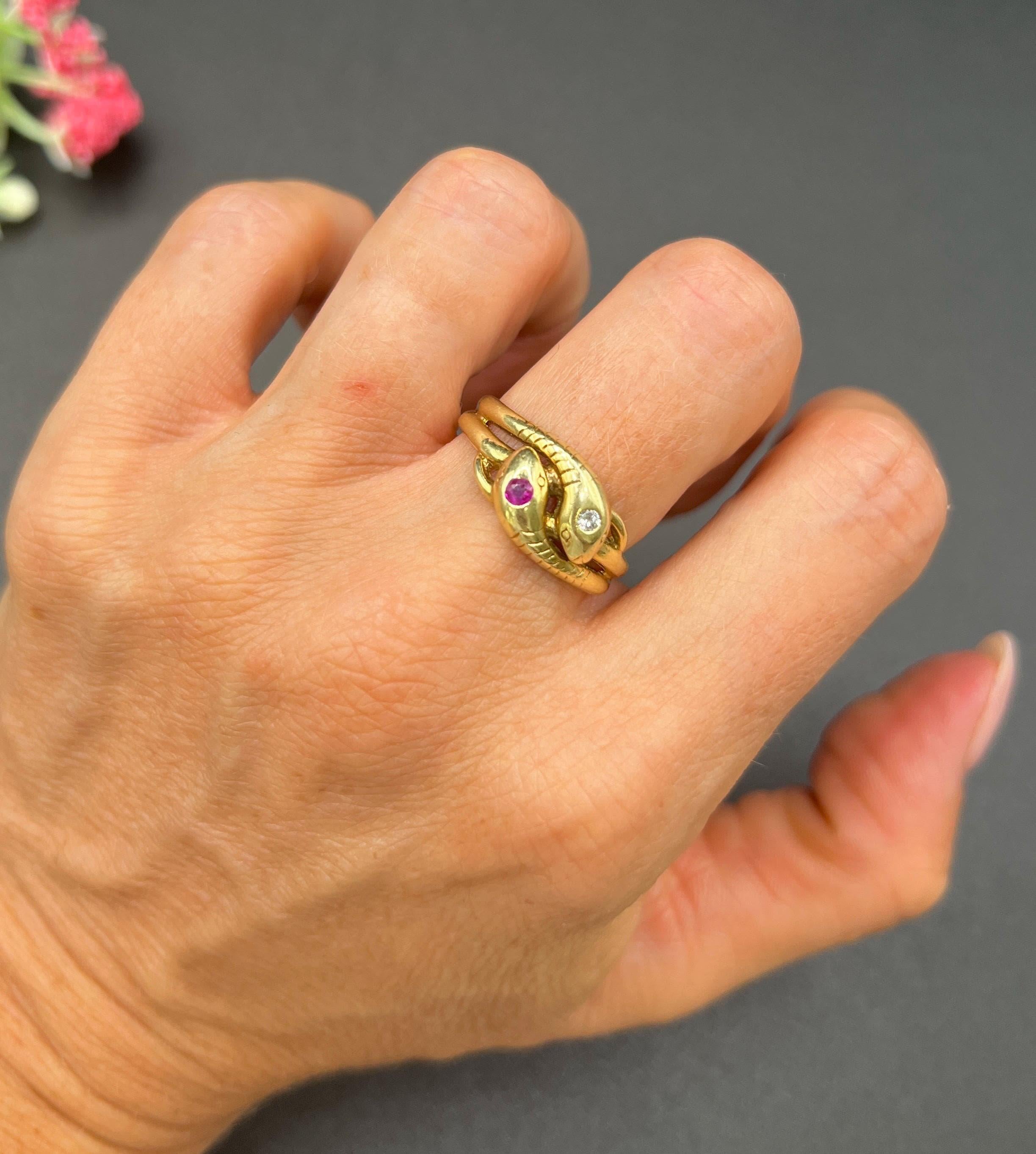 Anello Serpente Antico 

Oro 14ct

Circa anni '1930

Fai un salto indietro nel tempo con questo squisito anello a doppia testa di serpente degli anni '30, realizzato in lussuoso oro giallo 14ct. Questo pezzo unico presenta due serpenti dai dettagli