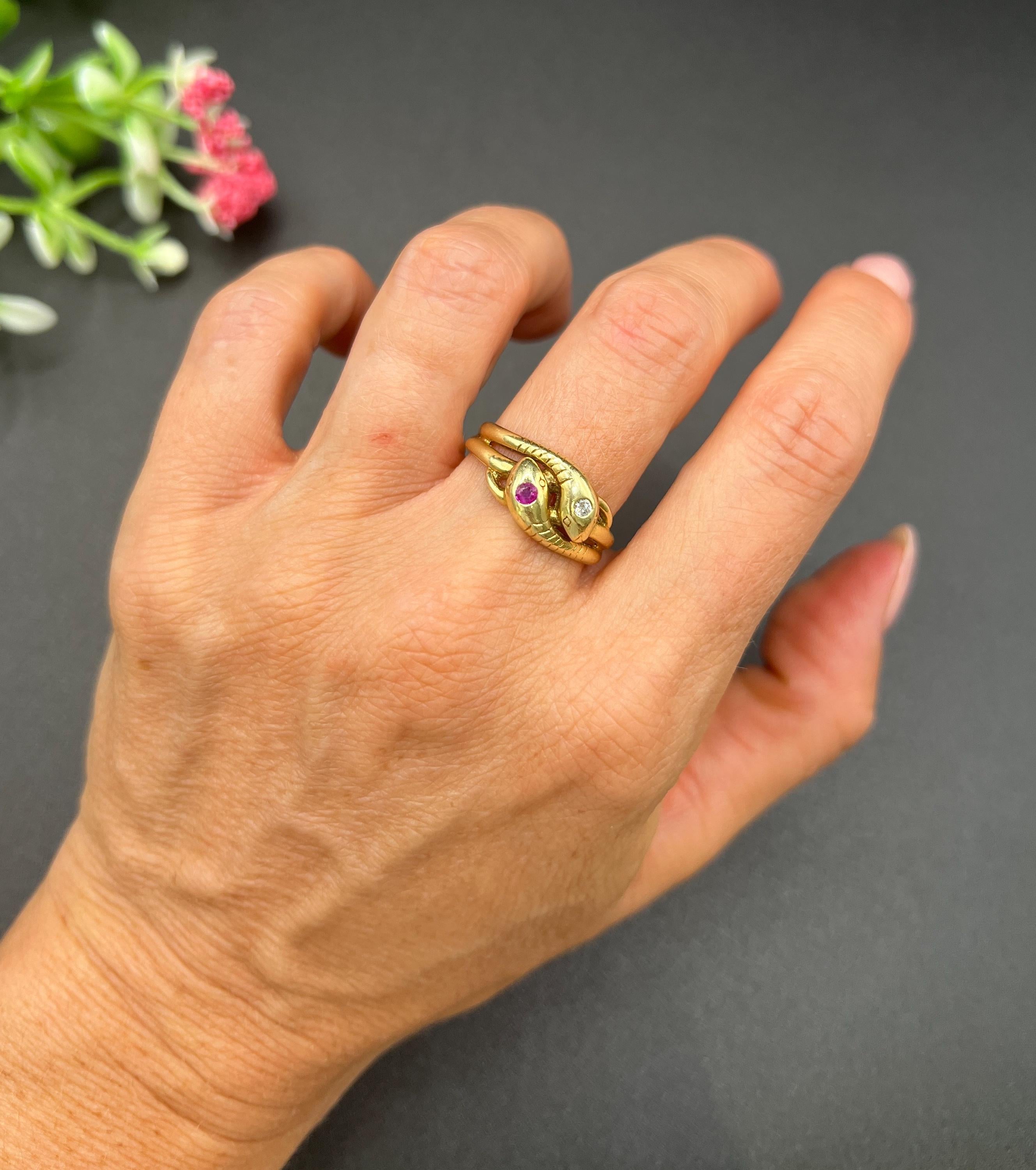 Taglio rotondo Anello a serpente a doppia testa in oro giallo 14 ct, 1930, con rubini e diamanti in vendita
