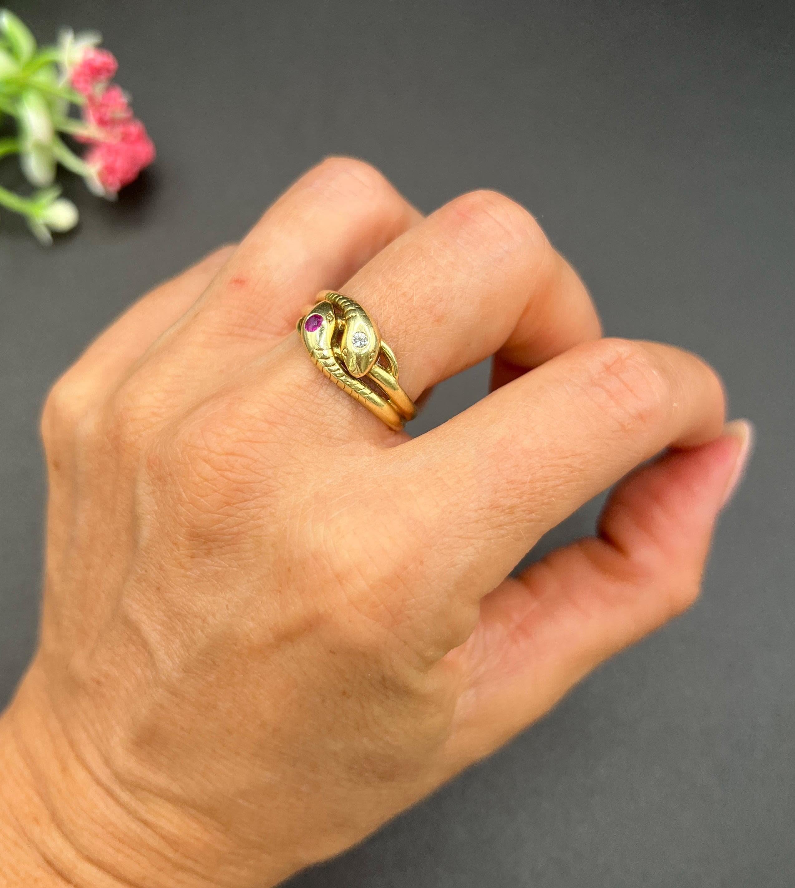 Anello a serpente a doppia testa in oro giallo 14 ct, 1930, con rubini e diamanti In condizioni buone in vendita a Brighton, GB