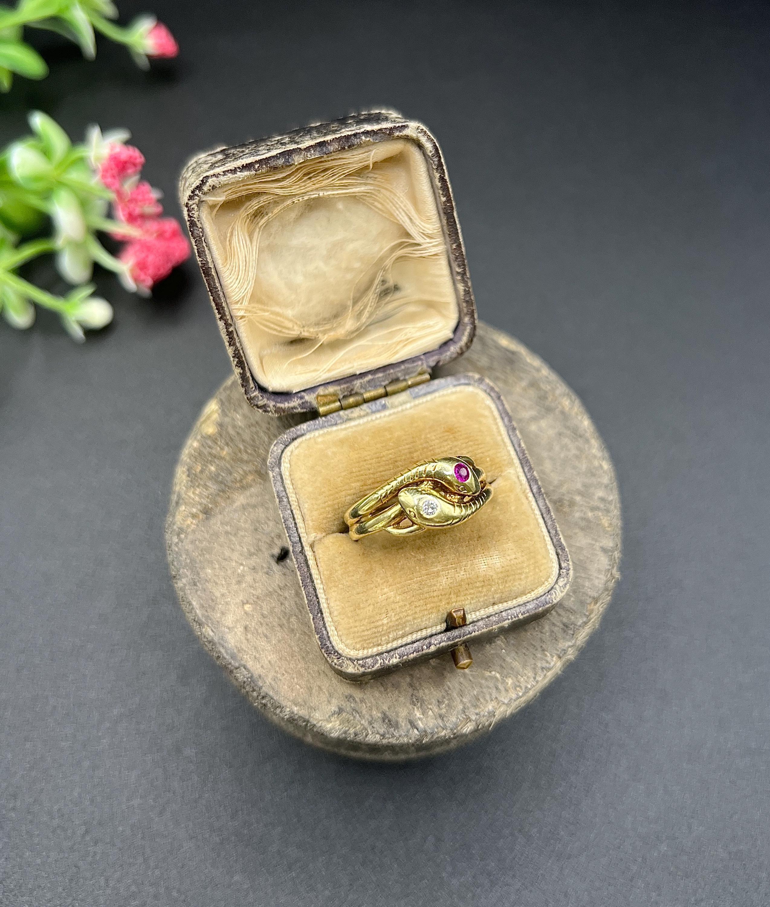 Anello a serpente a doppia testa in oro giallo 14 ct, 1930, con rubini e diamanti in vendita 1